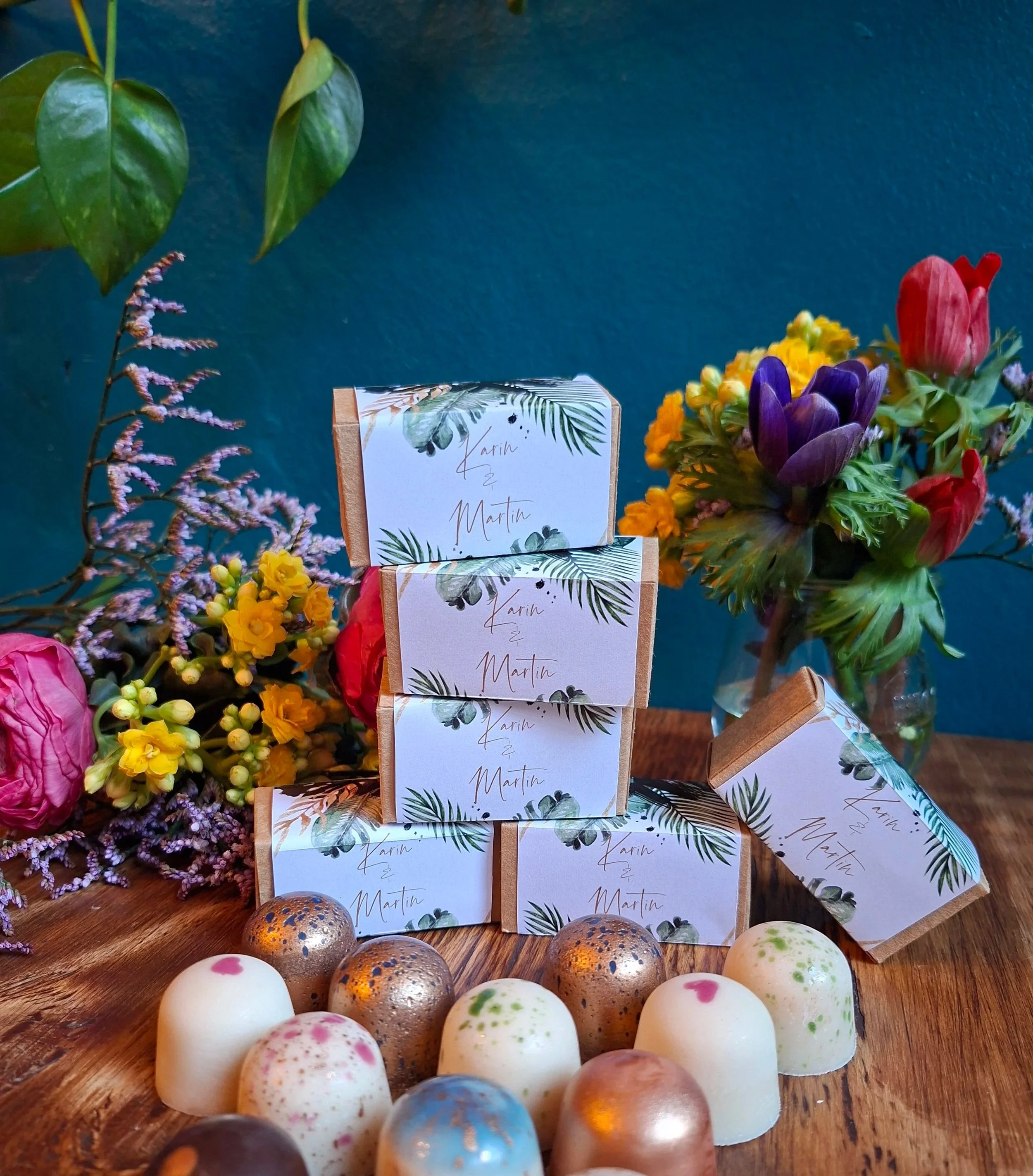 Designidee Hochzeit mit veganen Pralinenideen und Palmblättern