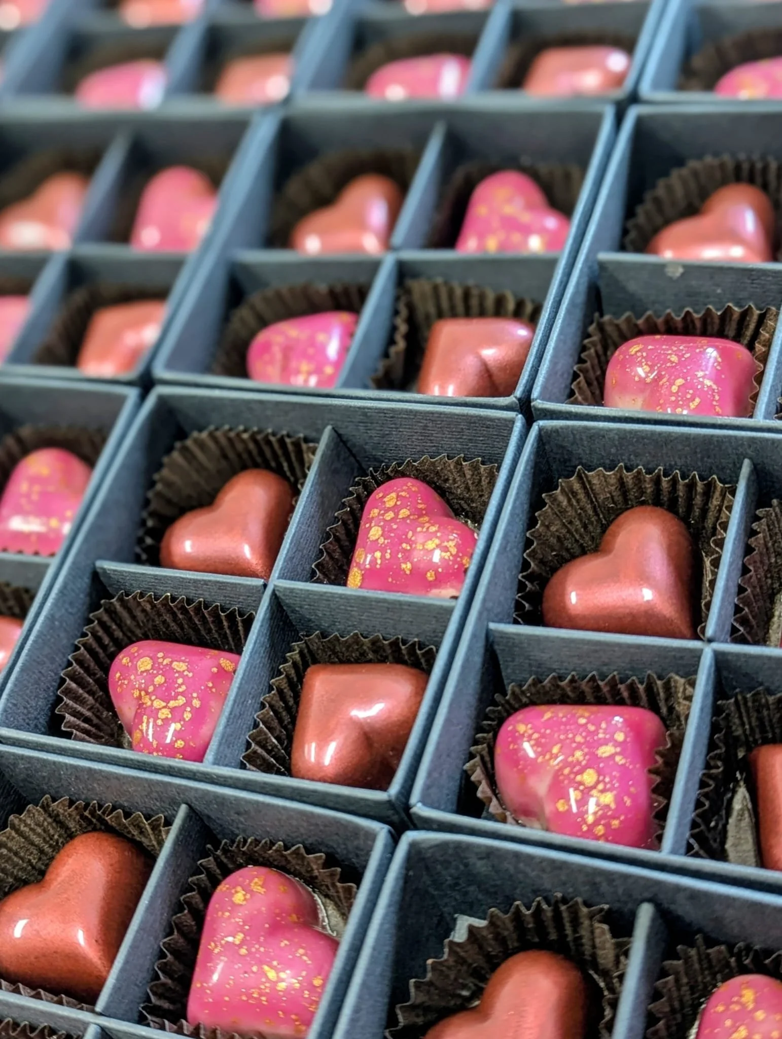 Pralinen Herzen, Schoko und Pink Gelb gesprenkelt