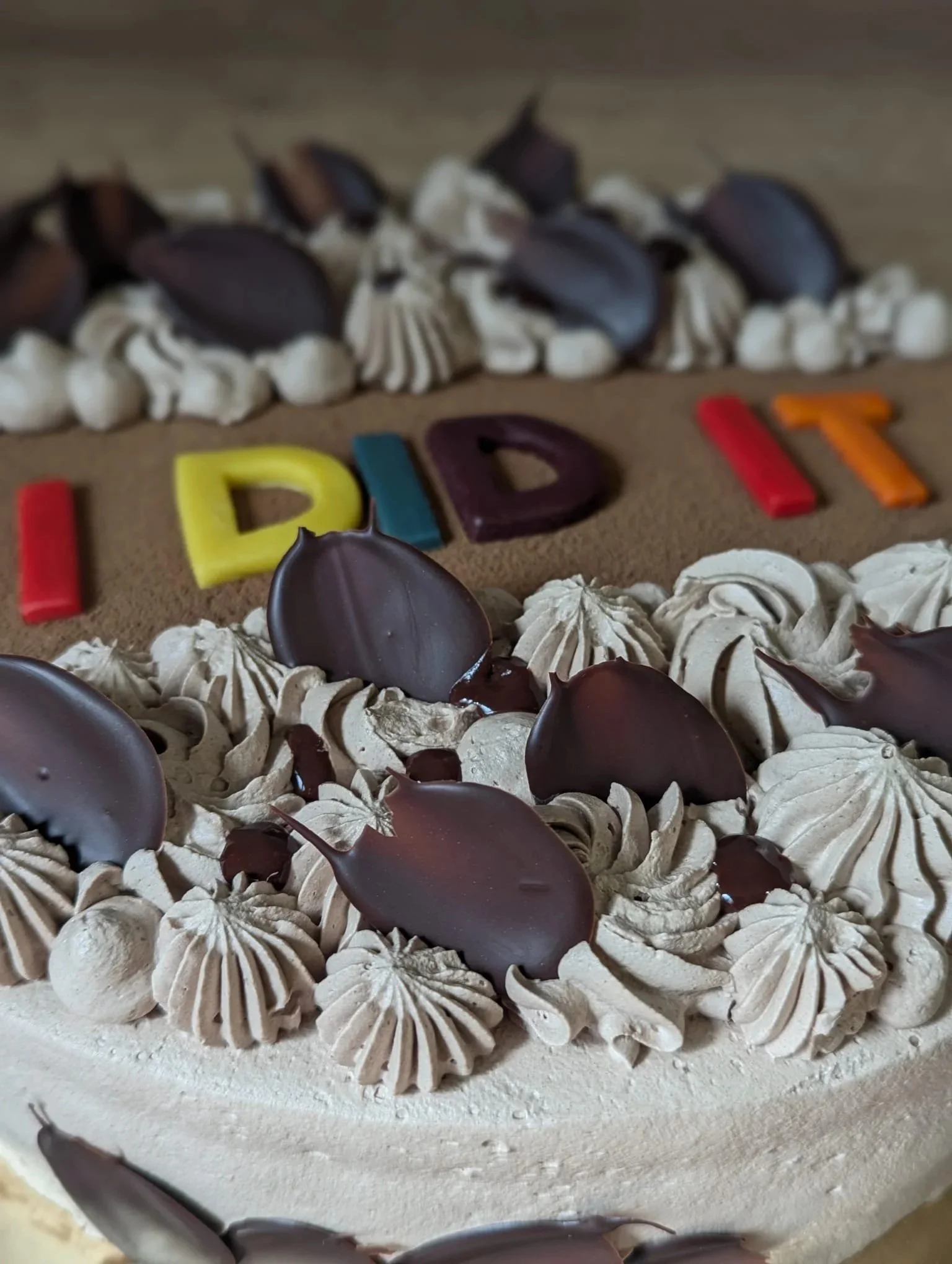 Detail Schokotorte mit Sahnetupfen
