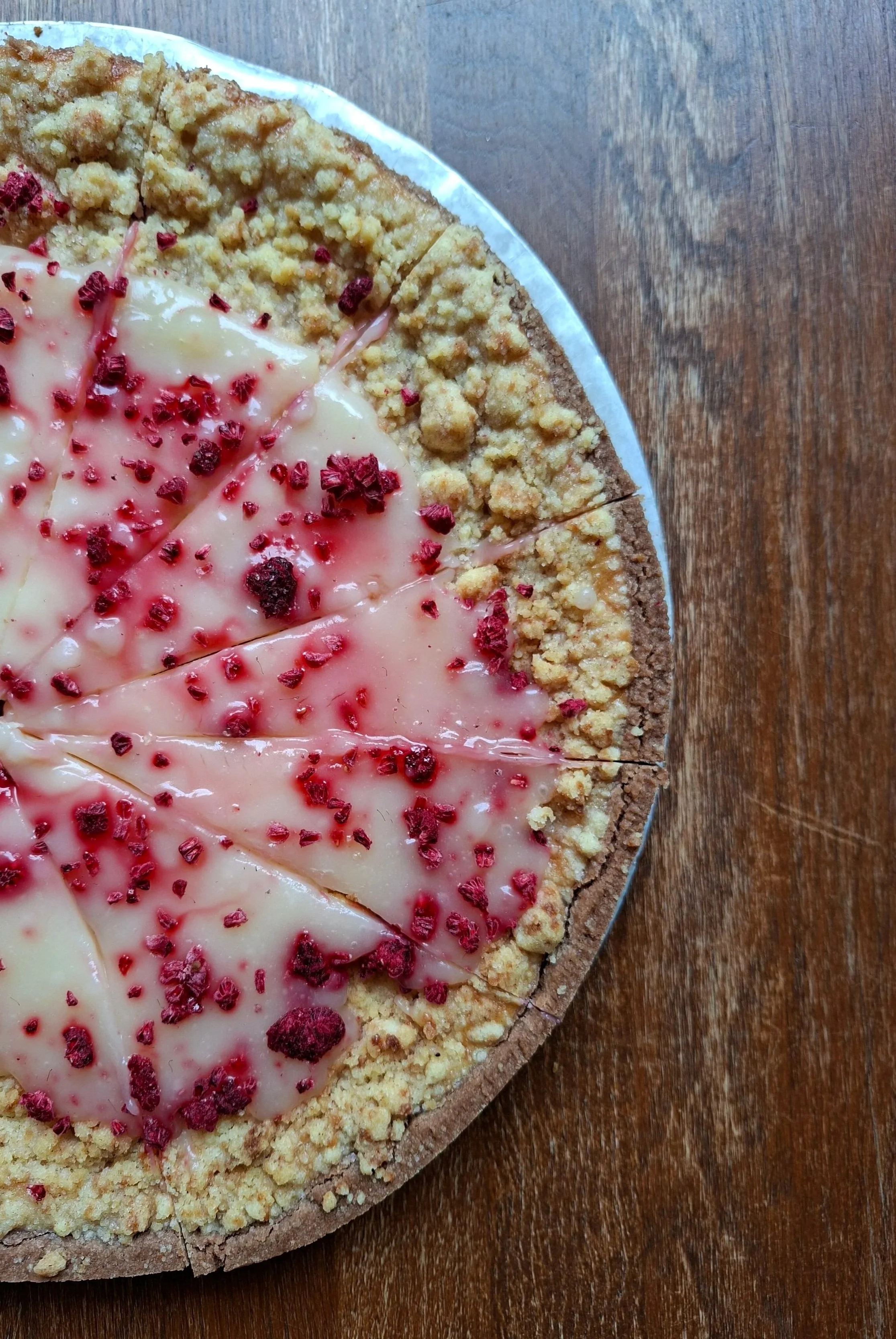 Zitronen Cheesecake mit Lemoncurd, Streuseln und Himbeeren