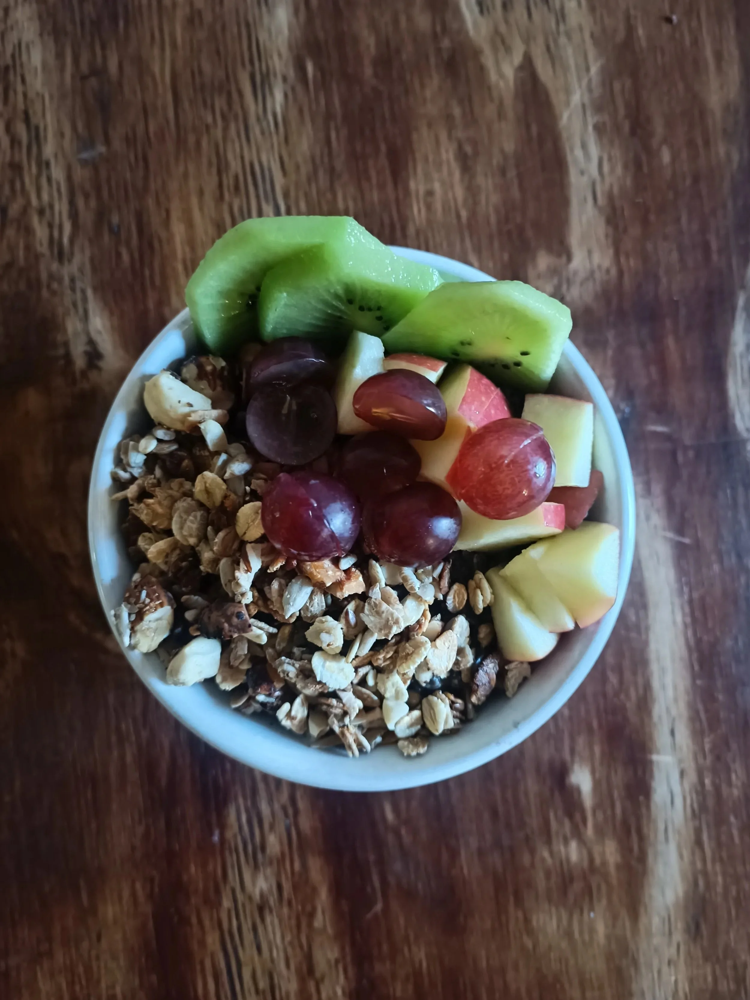 Veganes Blaubeerporridge mit Obst und hausgemachtem Granola
