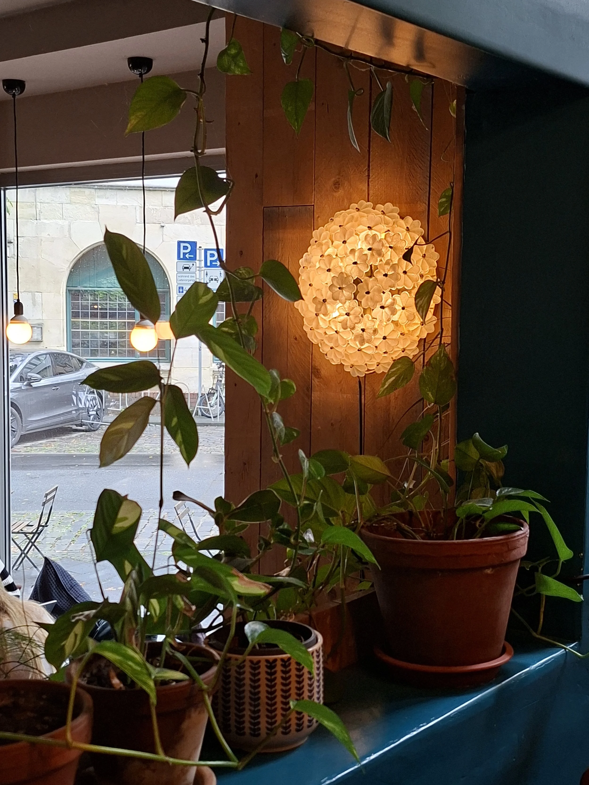 Blumenlampe im Café Magnolia