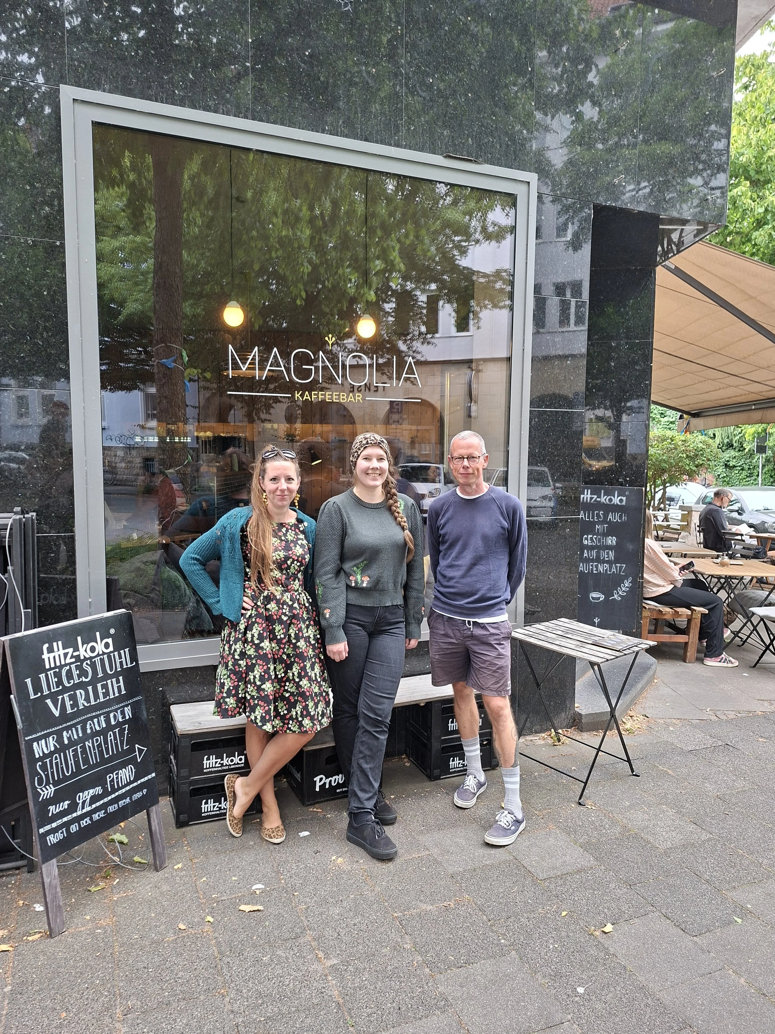 Sarah, Iris, Jan vor dem Café Magnolia