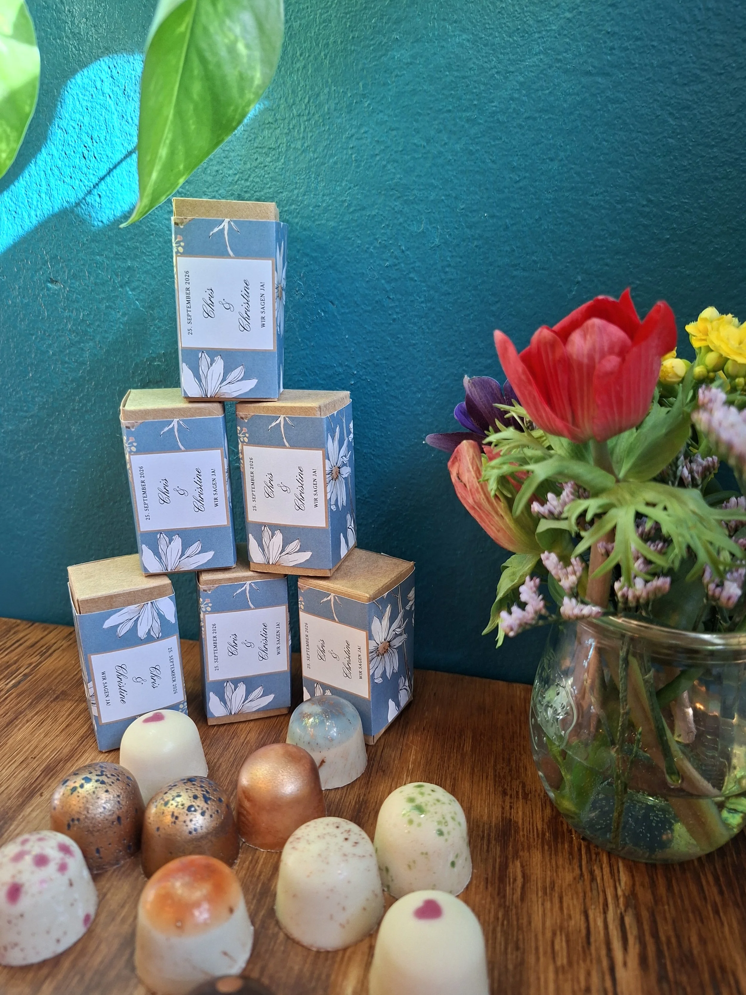 Designidee Hochzeit Blau mit weißen Blumen und veganen Special Pralinen