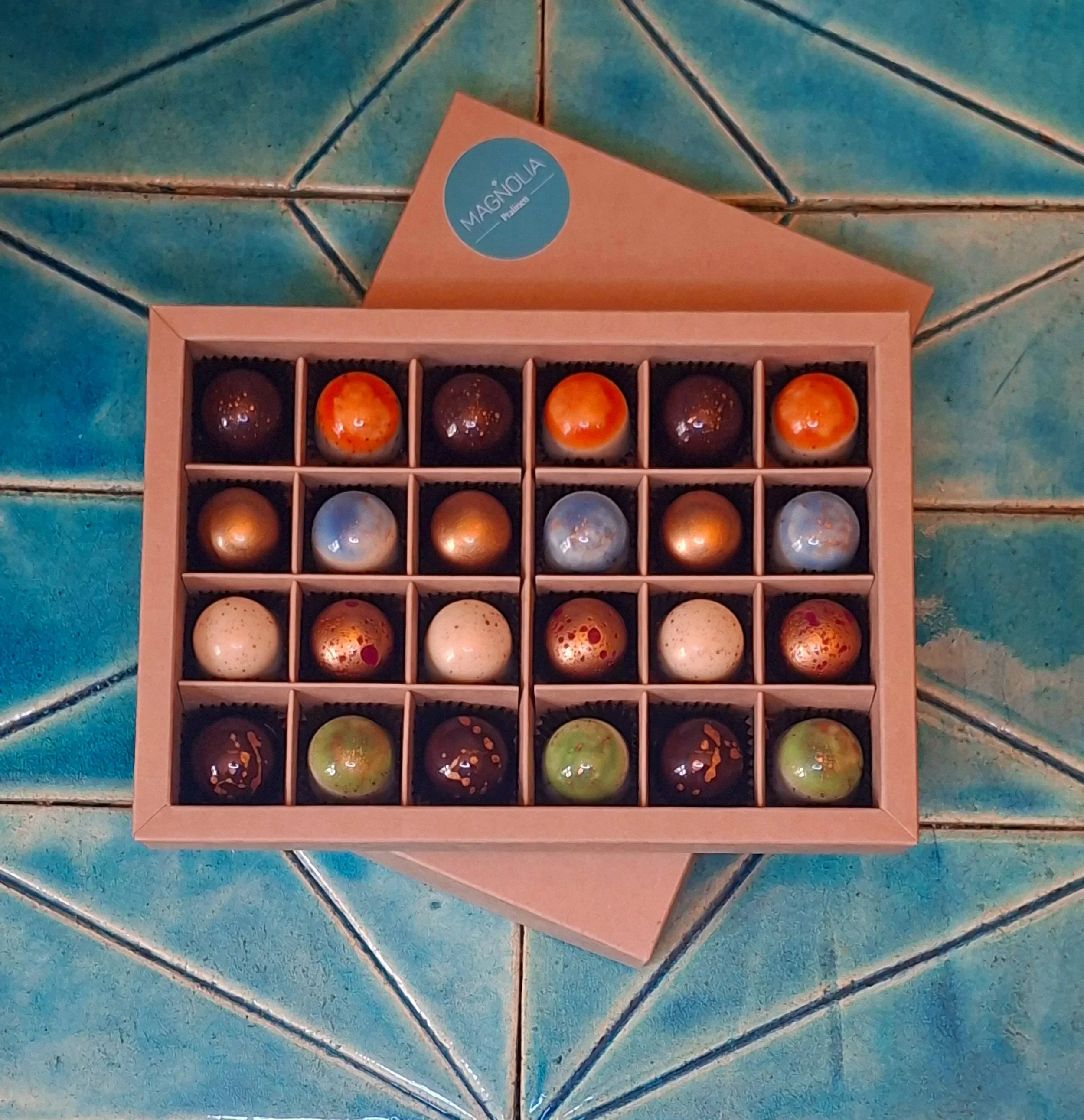 Gemischte Pralinen in Pappverpackung