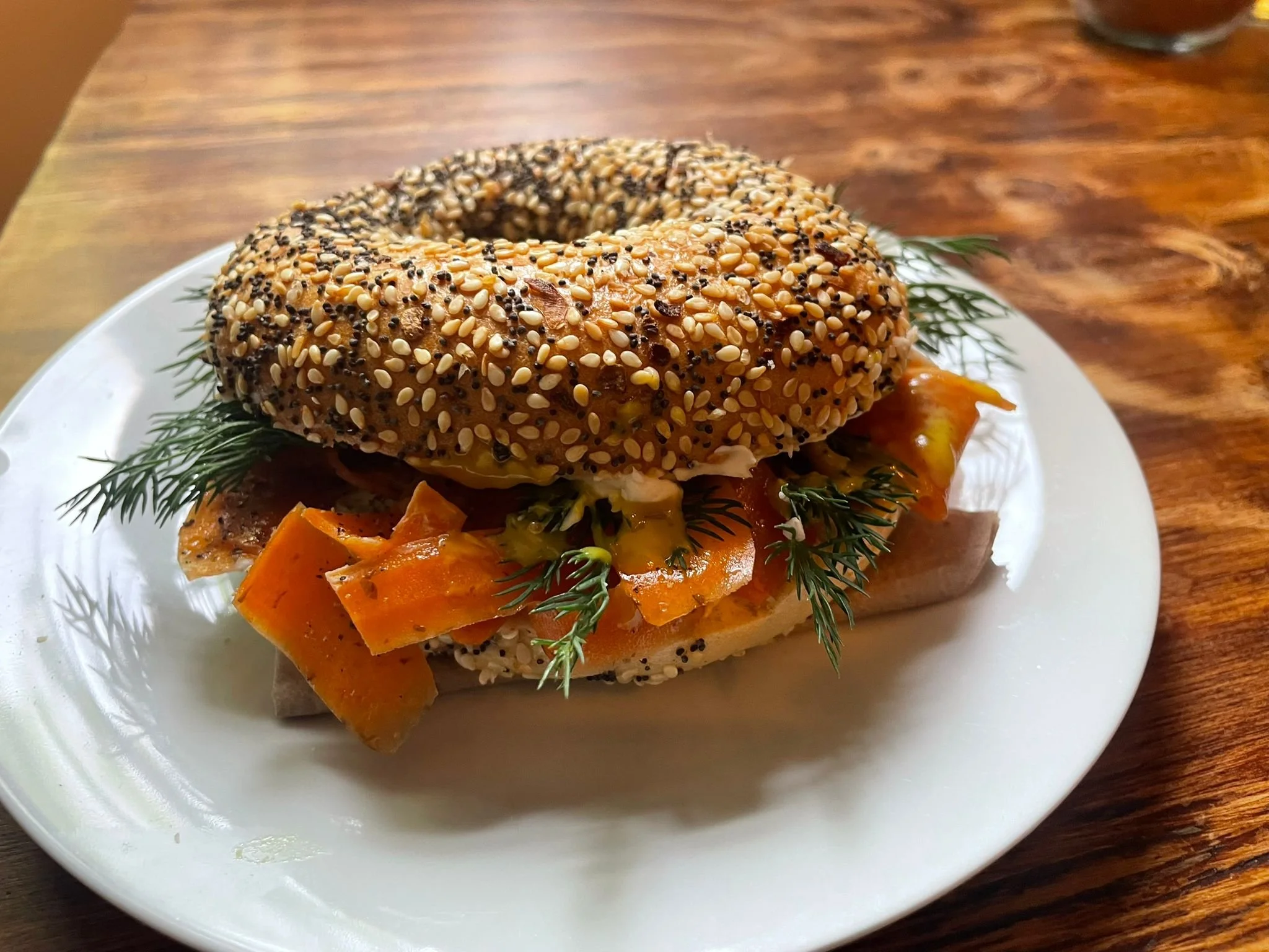 Veganer Bagel mit Karottenlachs und Dill-Senf