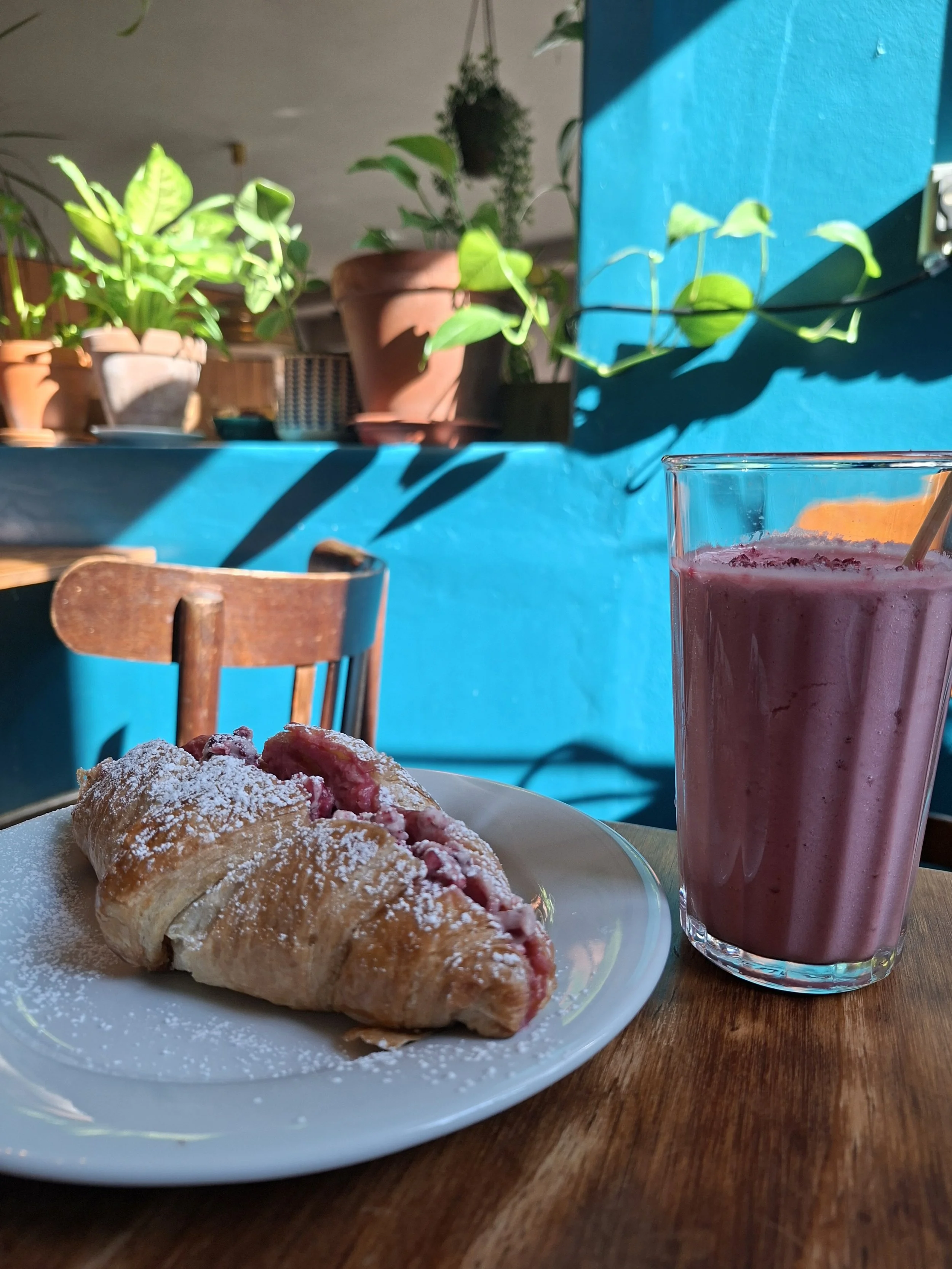 veganes Himbeer Croissant mit weißer Schokolade und Himbeerkefir