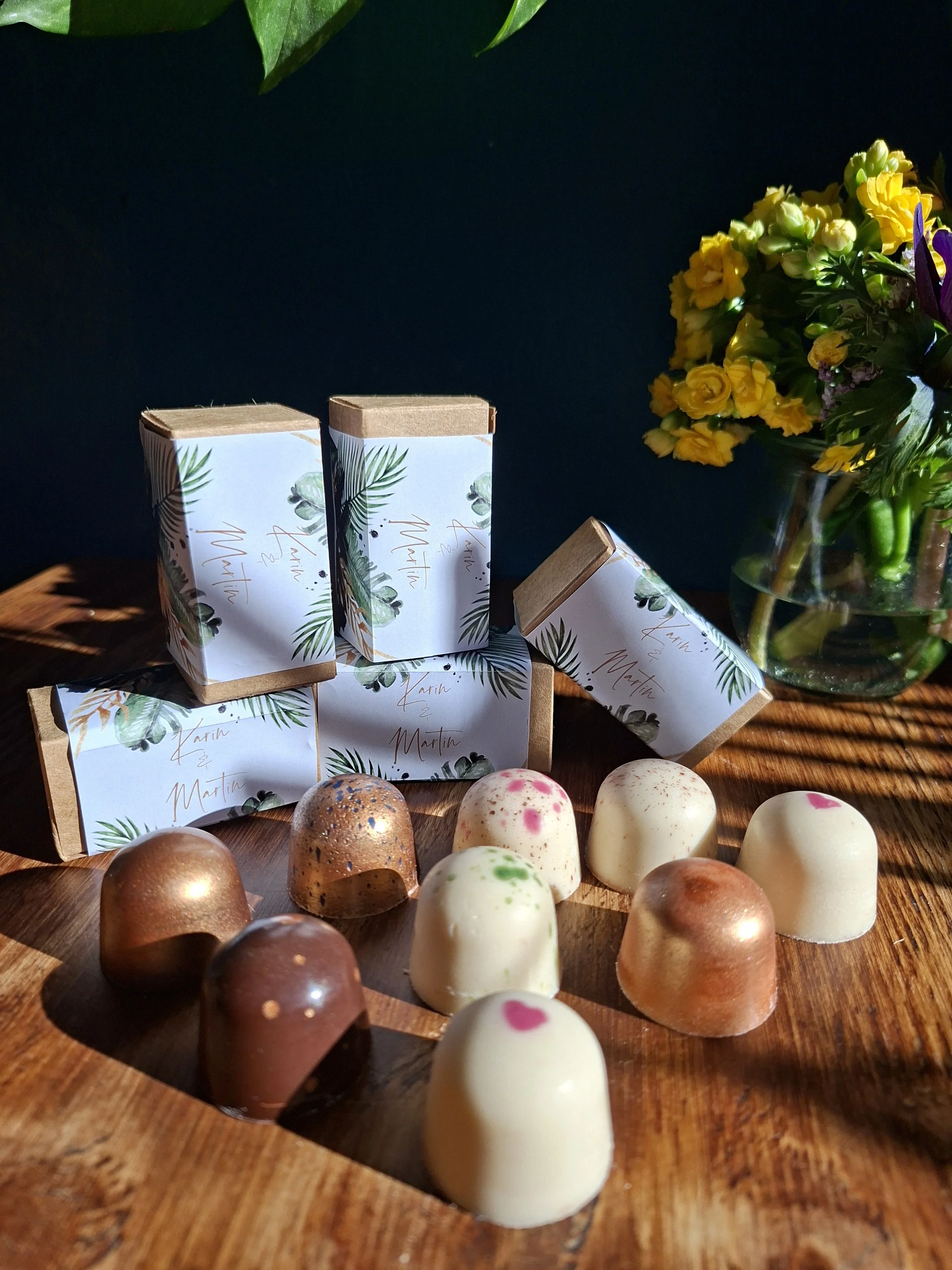 Designidee Hochzeit mit Palmblättern und veganen Special Pralinen