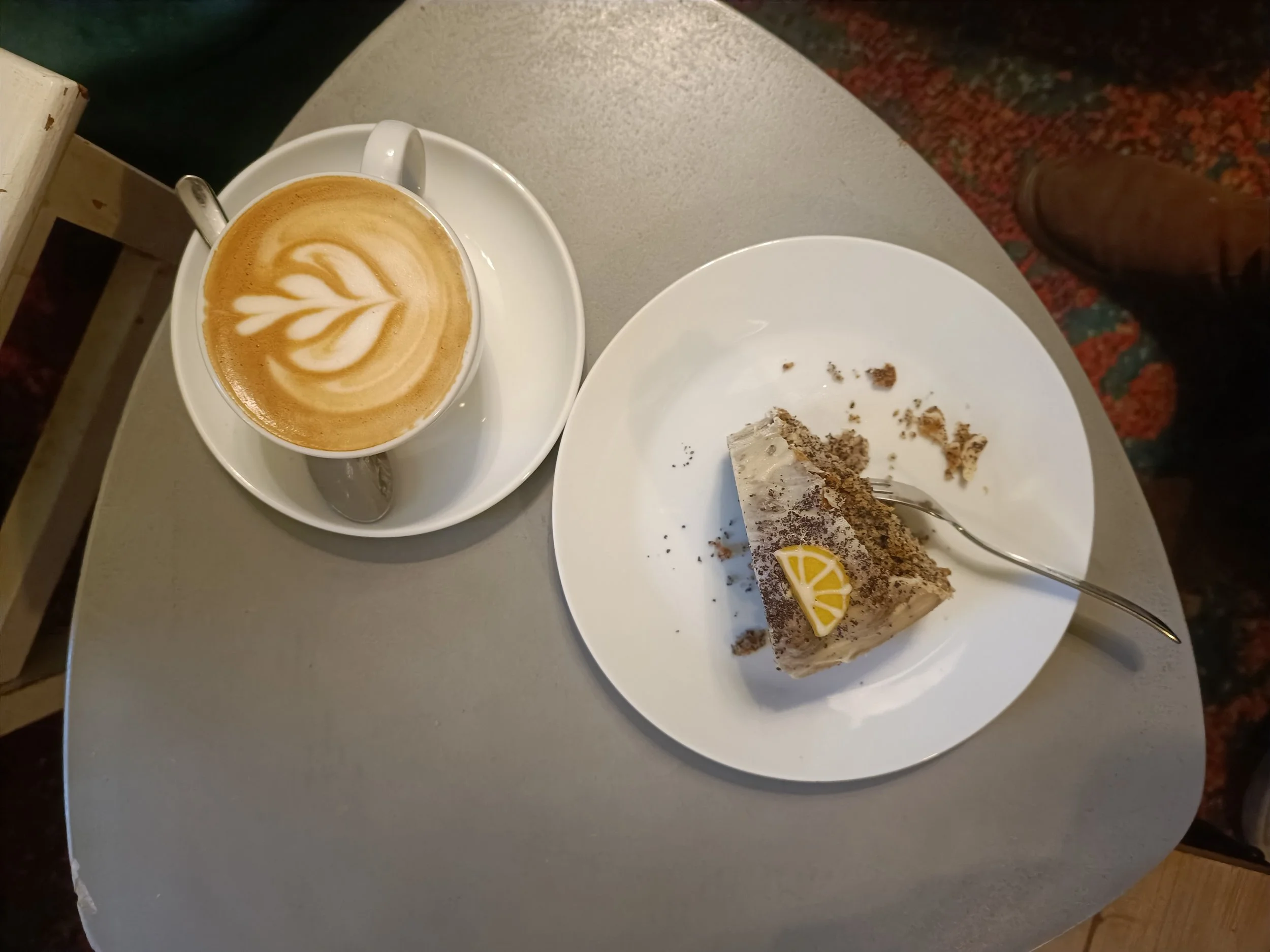 Cappuccino und Zitrone Mohne Kuchen