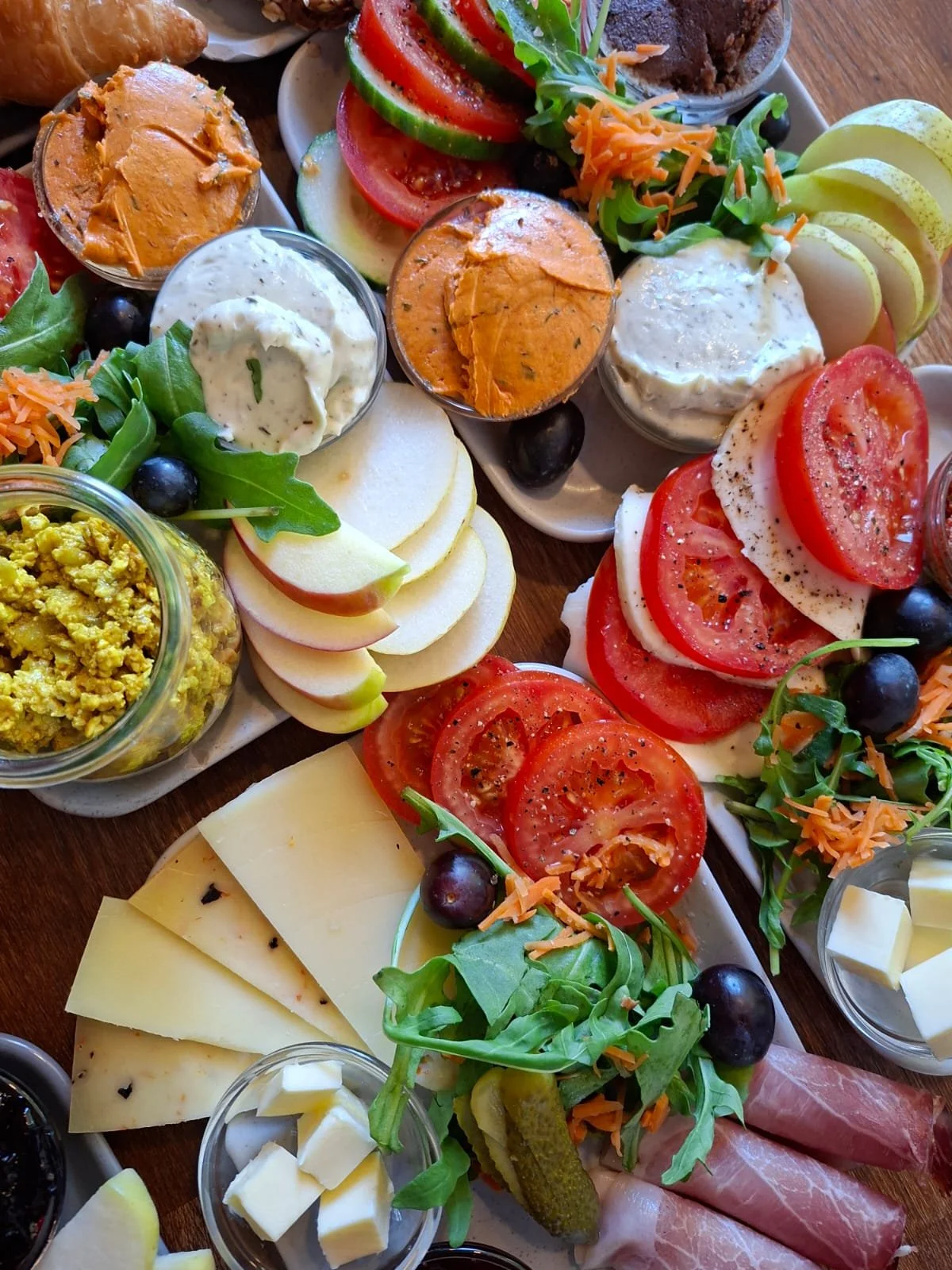 Frühstücke von oben, vegan, vegetarisch und mit Schinken