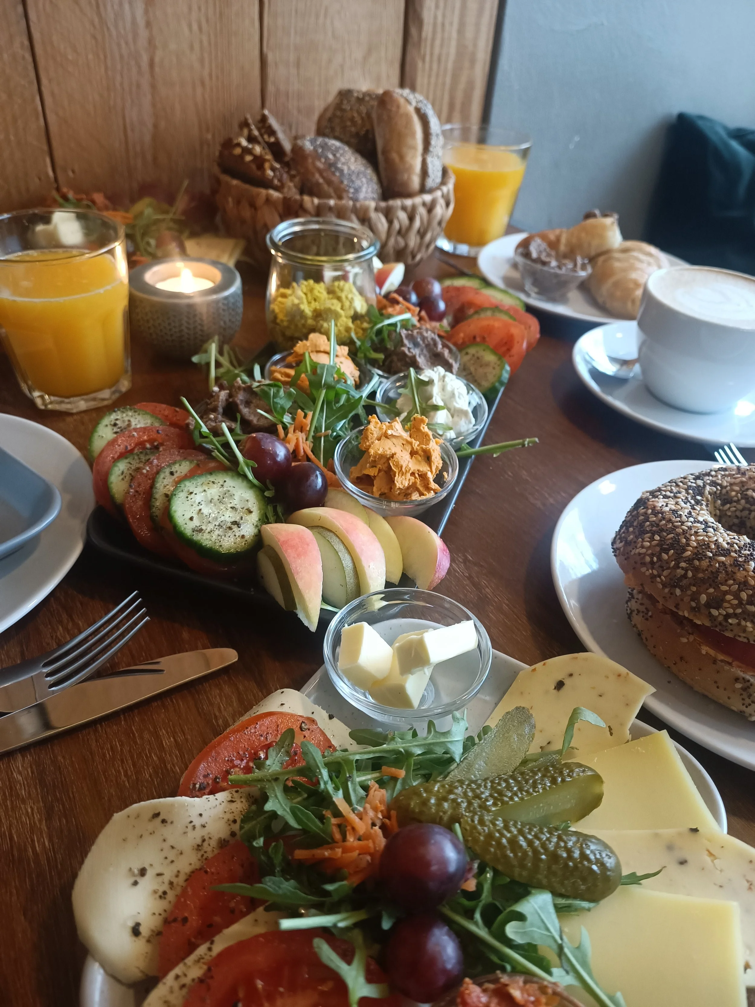 Gedeckter Frühstückstisch