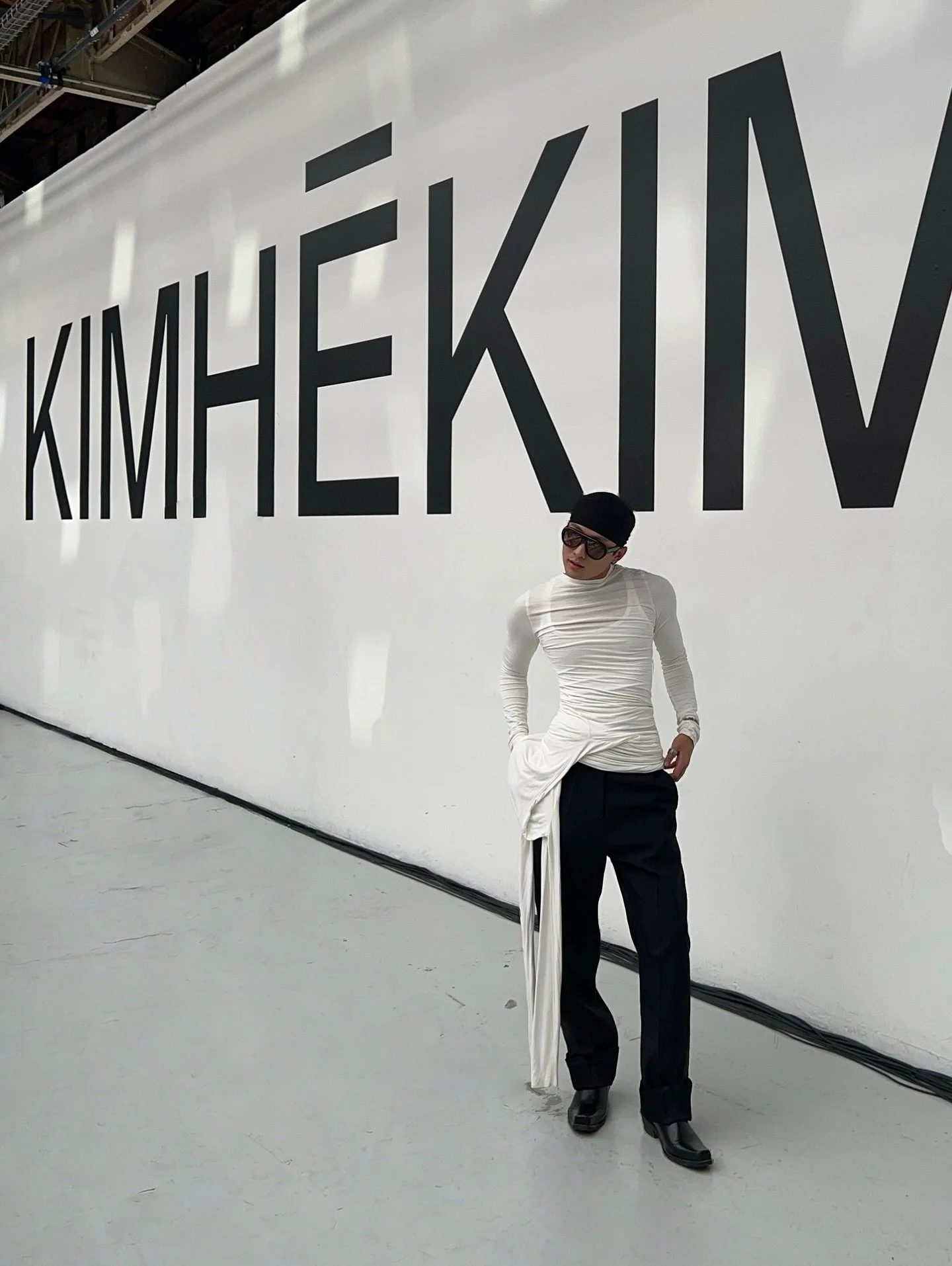 My very first Paris runway experience at @maison_kimhekim SS26 &lsquo;I FEEL LOVE&rsquo; and what a way to begin. In @phoduchuyy draping, every step was love. cheer!