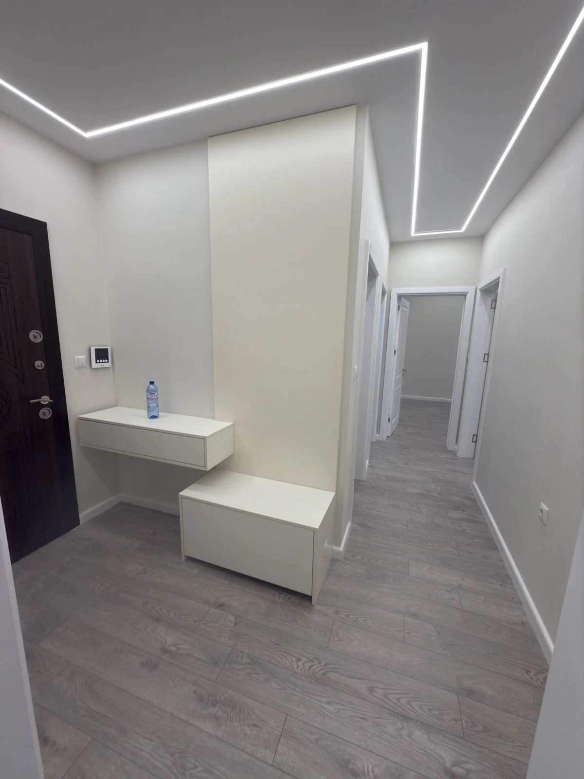 Луксозен апартамент Modern White антре.jpg