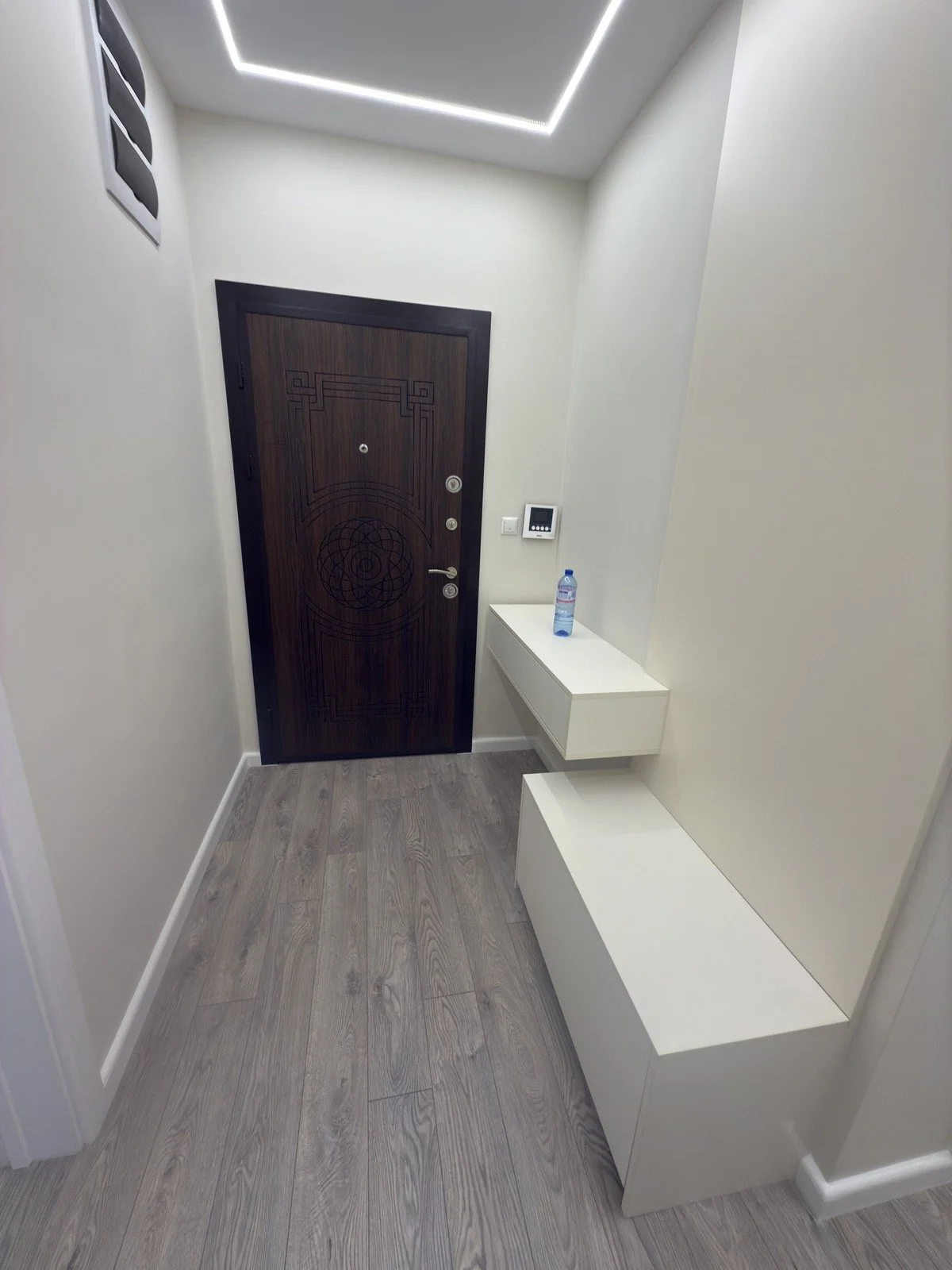 Луксозен апартамент Modern White антре (2).jpg