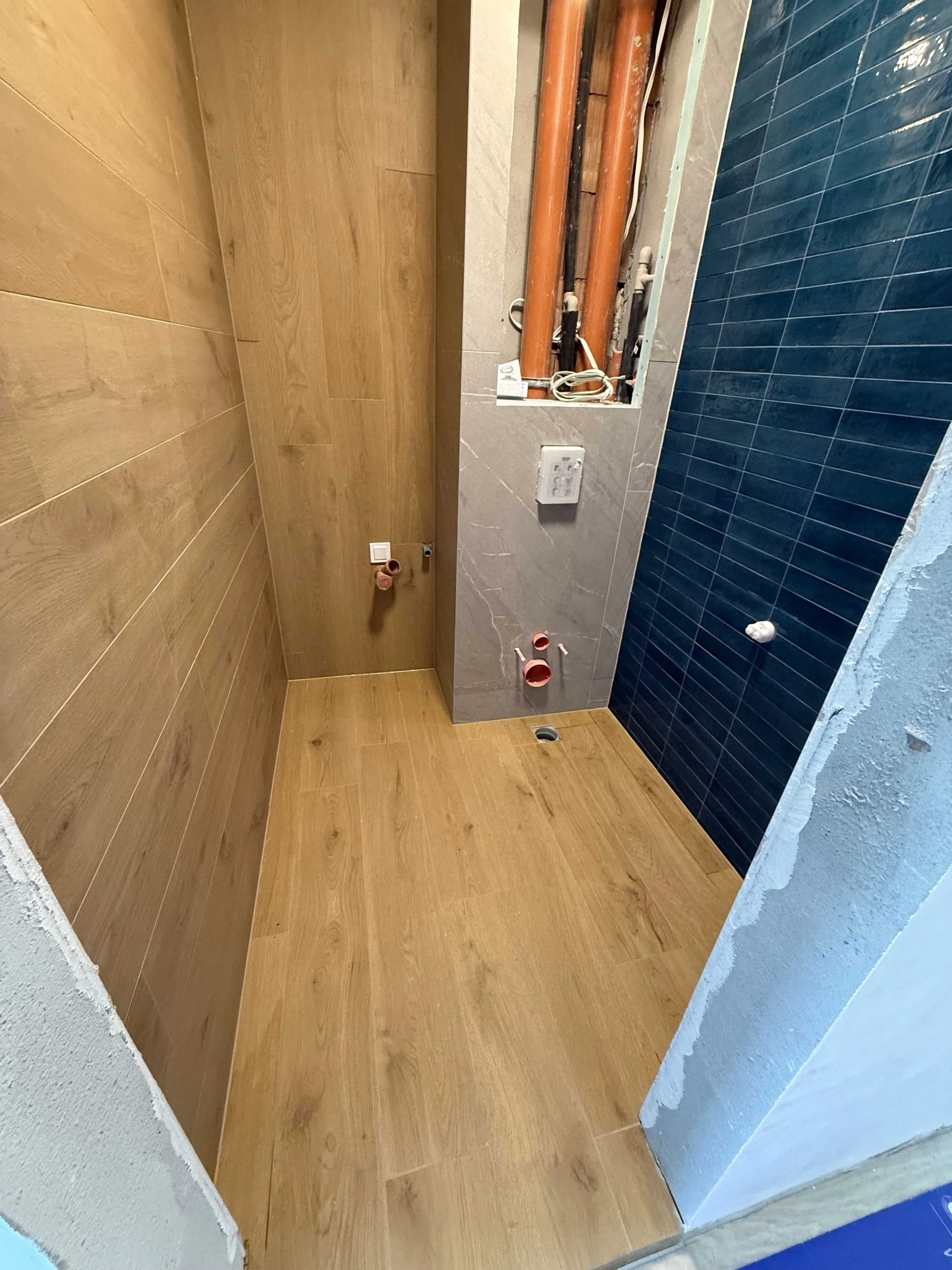 Дизайнерска и модернистична баня  с гранитогрес и акцентни плочки в град Пловдив.