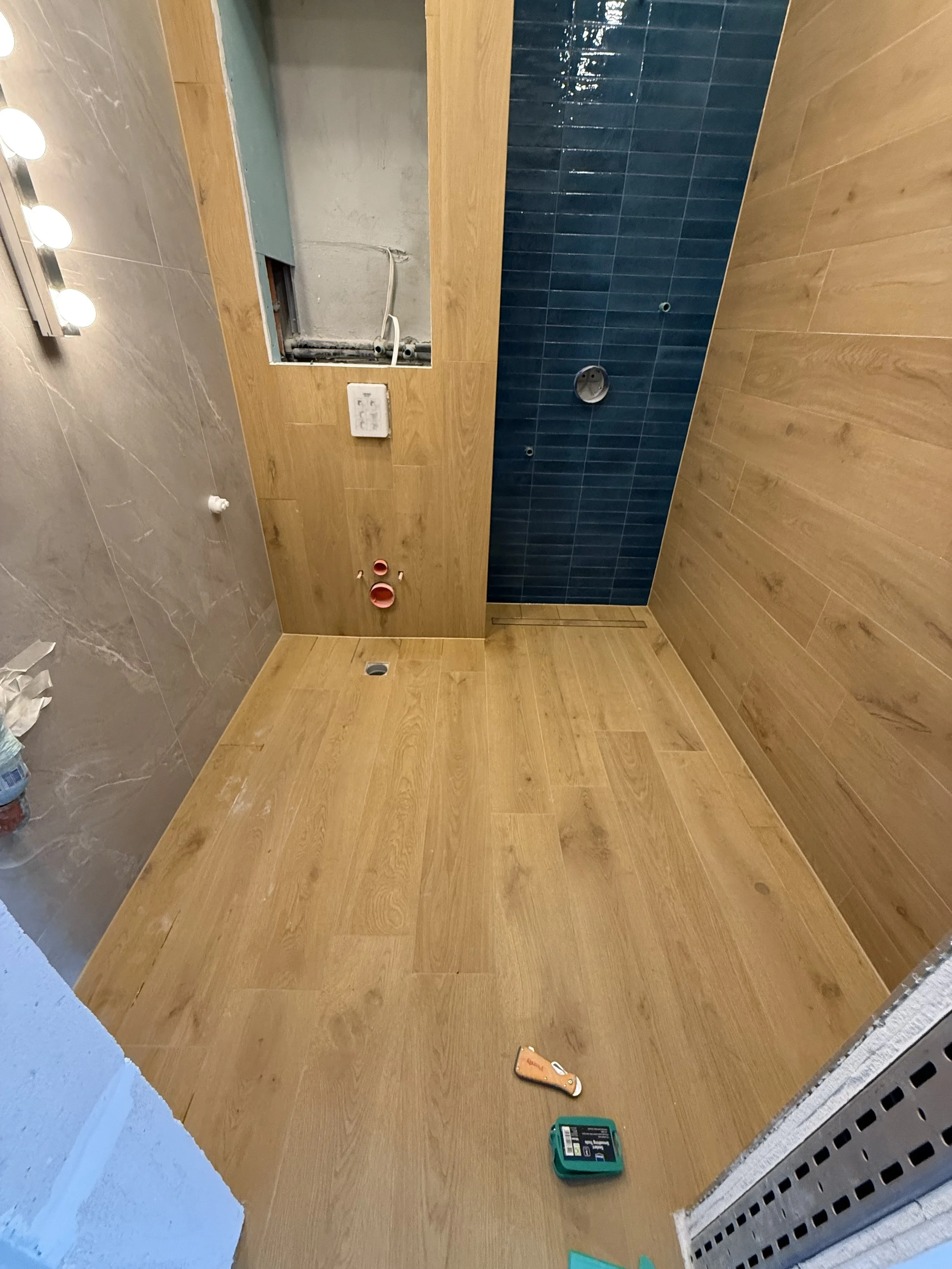 Дизайнерска и модернистична баня  с гранитогрес и акцентни плочки в град Пловдив.