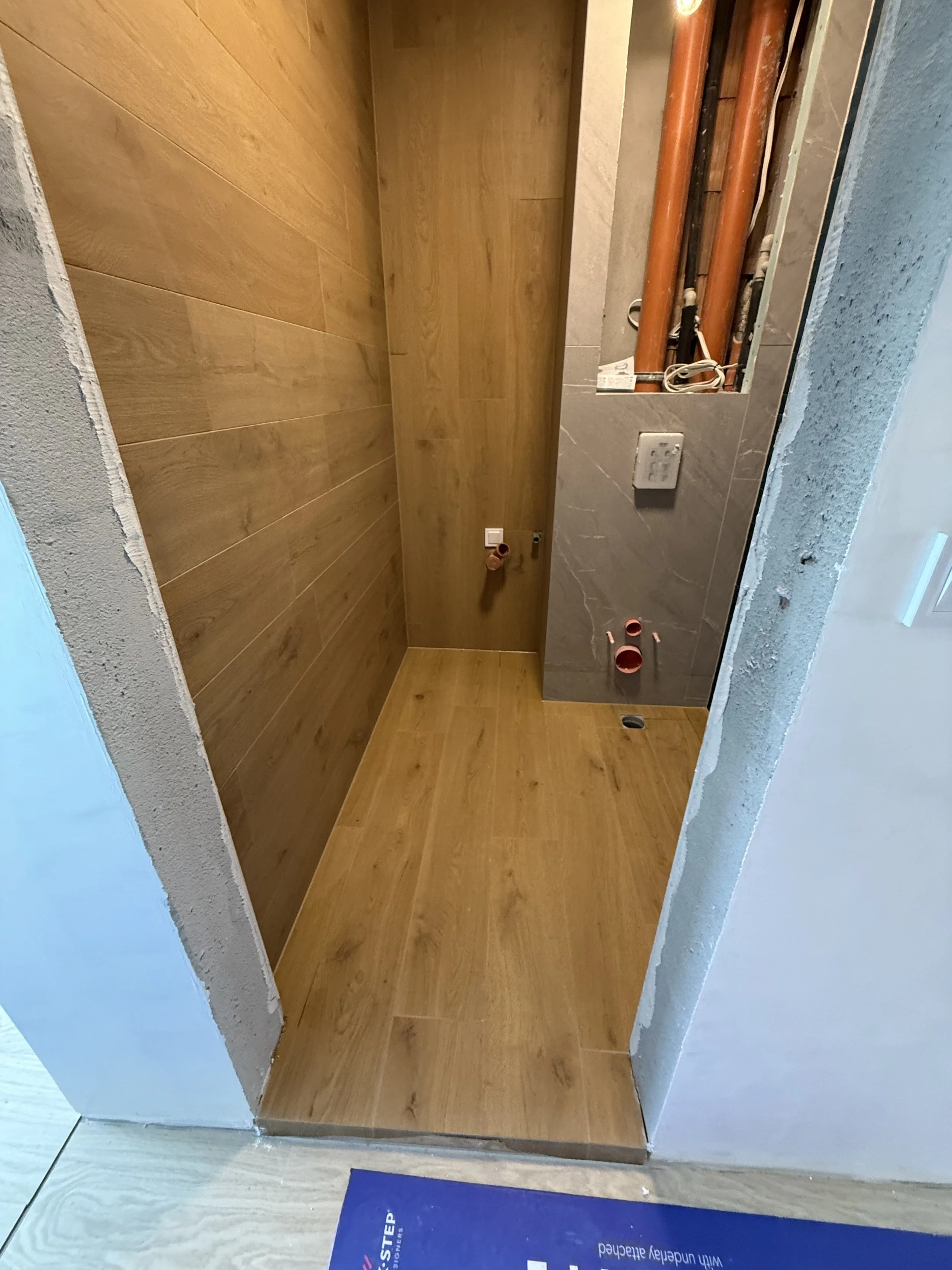 Дизайнерска и модернистична баня  с гранитогрес и акцентни плочки в град Пловдив.