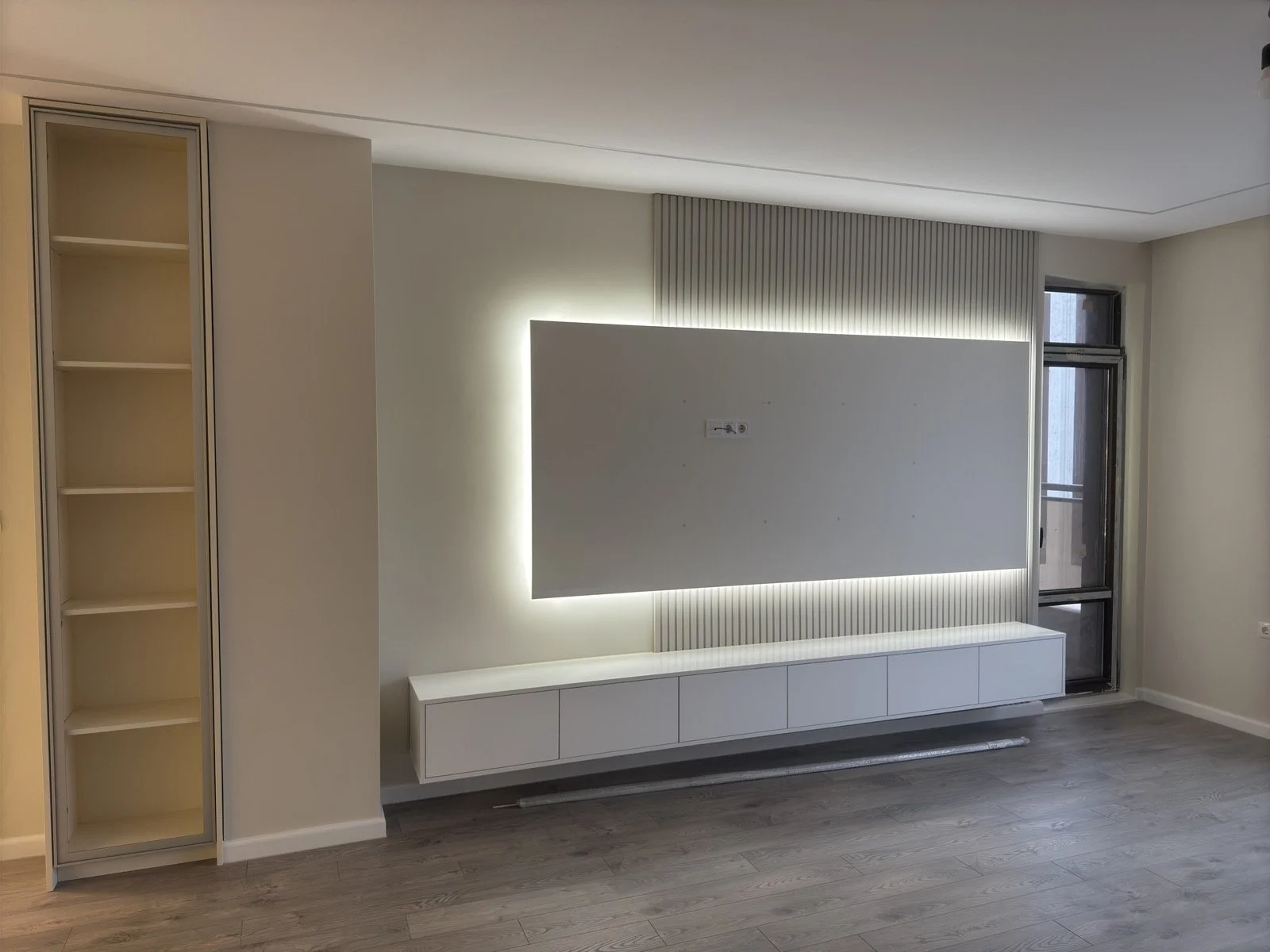 Минималистична ТВ секция с фоново LED осветление, фрезовани панели.