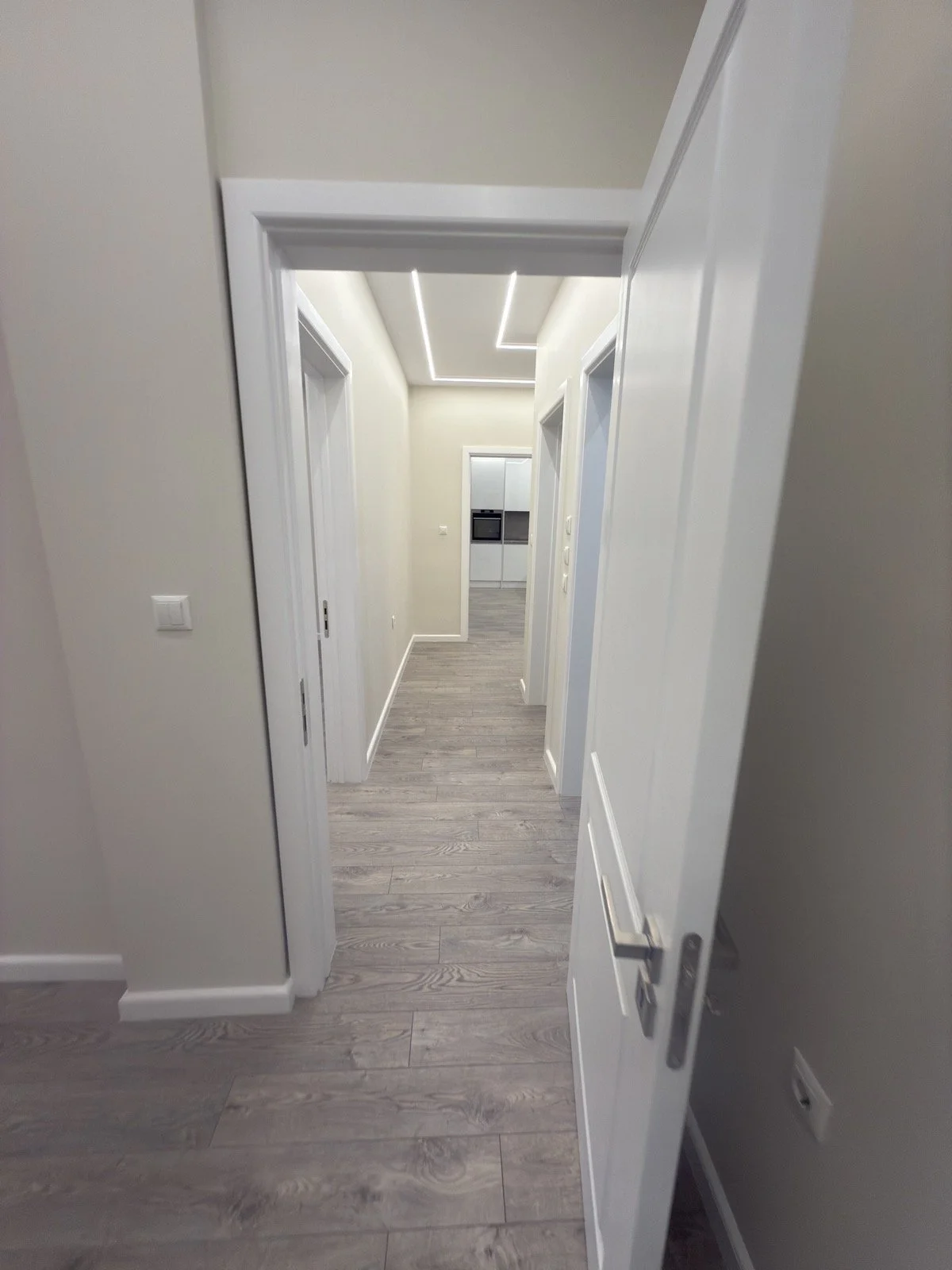 Монтаж на интериорни врати с висок клас обков и скрито таванно осветление, прецизно изпълнение на шпакловка и боя.