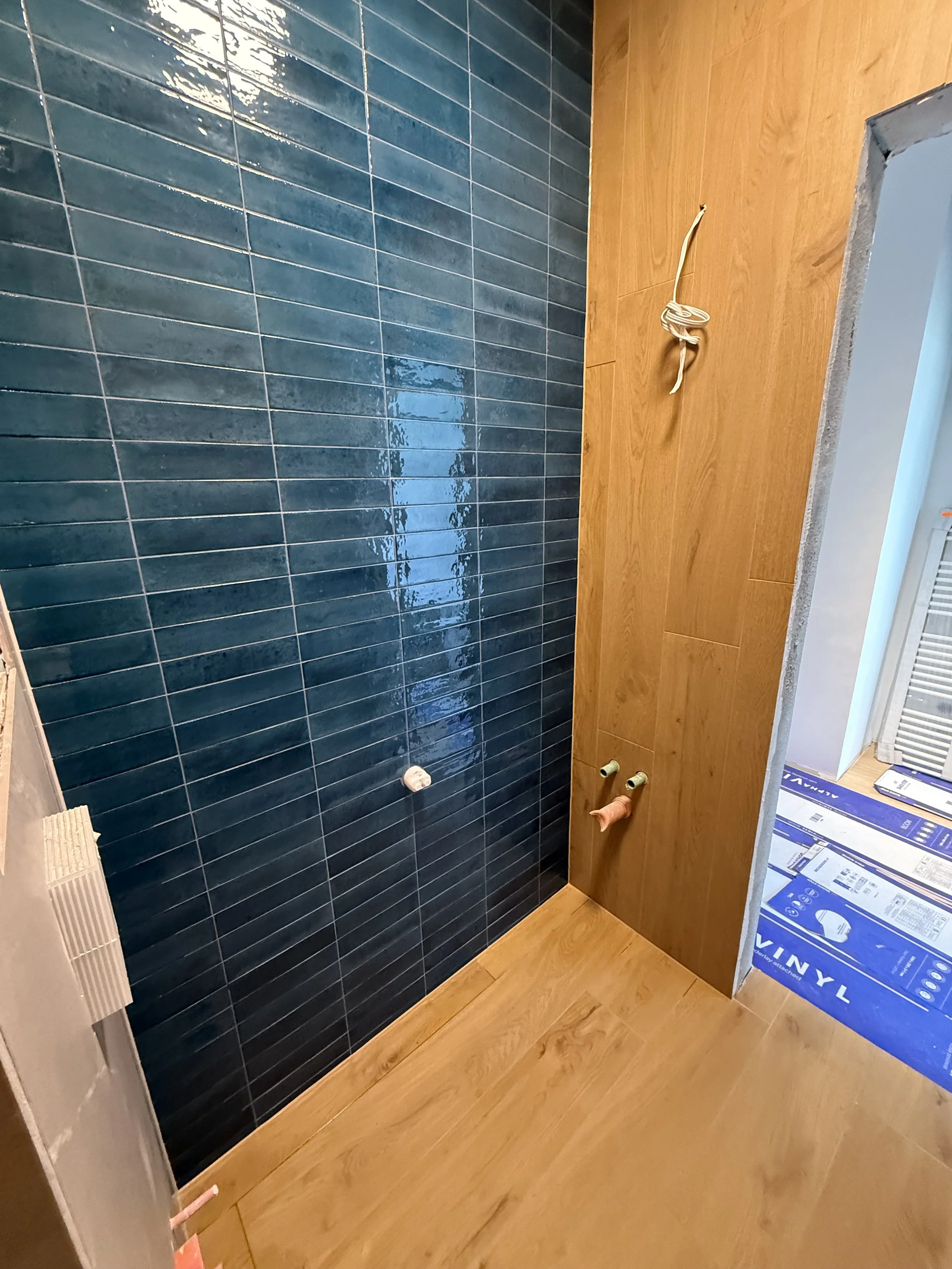 Дизайнерска и модернистична баня  с гранитогрес и акцентни плочки в град Пловдив.