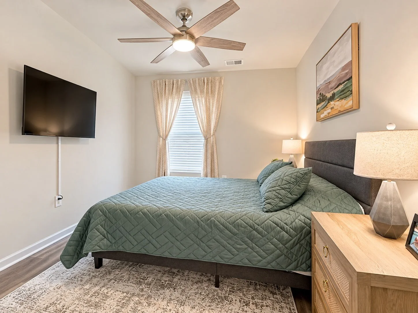 queen-bedroom-001.jpg