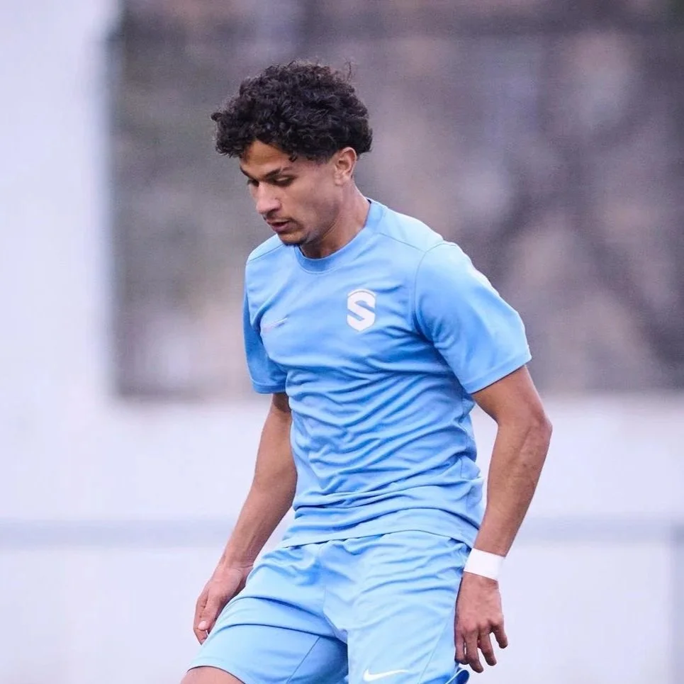 jugador de fútbol con uniforme azul en un campo