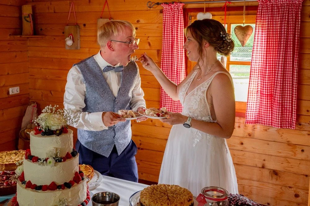 Brautpaar beim Kuchenanschnitt in Weng bei Moosburg