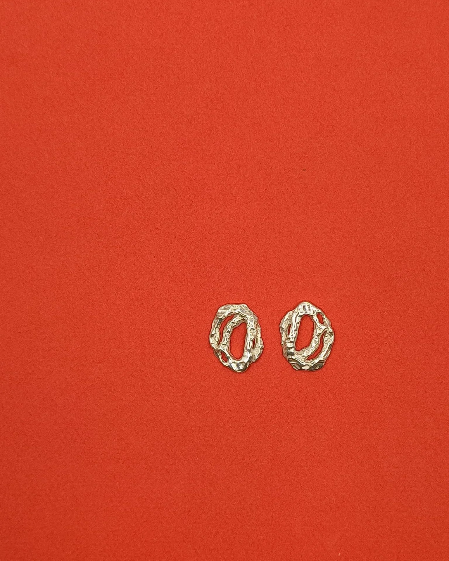 Des boucles d'oreilles comme des traces de peinture.