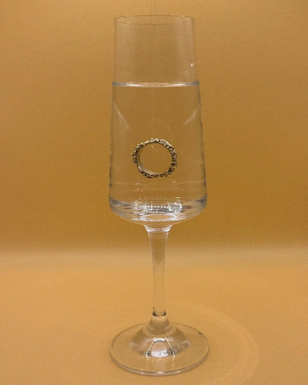 Au pied de votre sapin, un &eacute;crin Vivre Fort. 
&Agrave; votre main, une bague que j&rsquo;ai imagin&eacute;e.
&Agrave; vos oreilles, des boucles d&rsquo;oreille que j&rsquo;ai sculpt&eacute;es. 
Des bijoux qui sont n&eacute;s dans mes r&ecirc;v