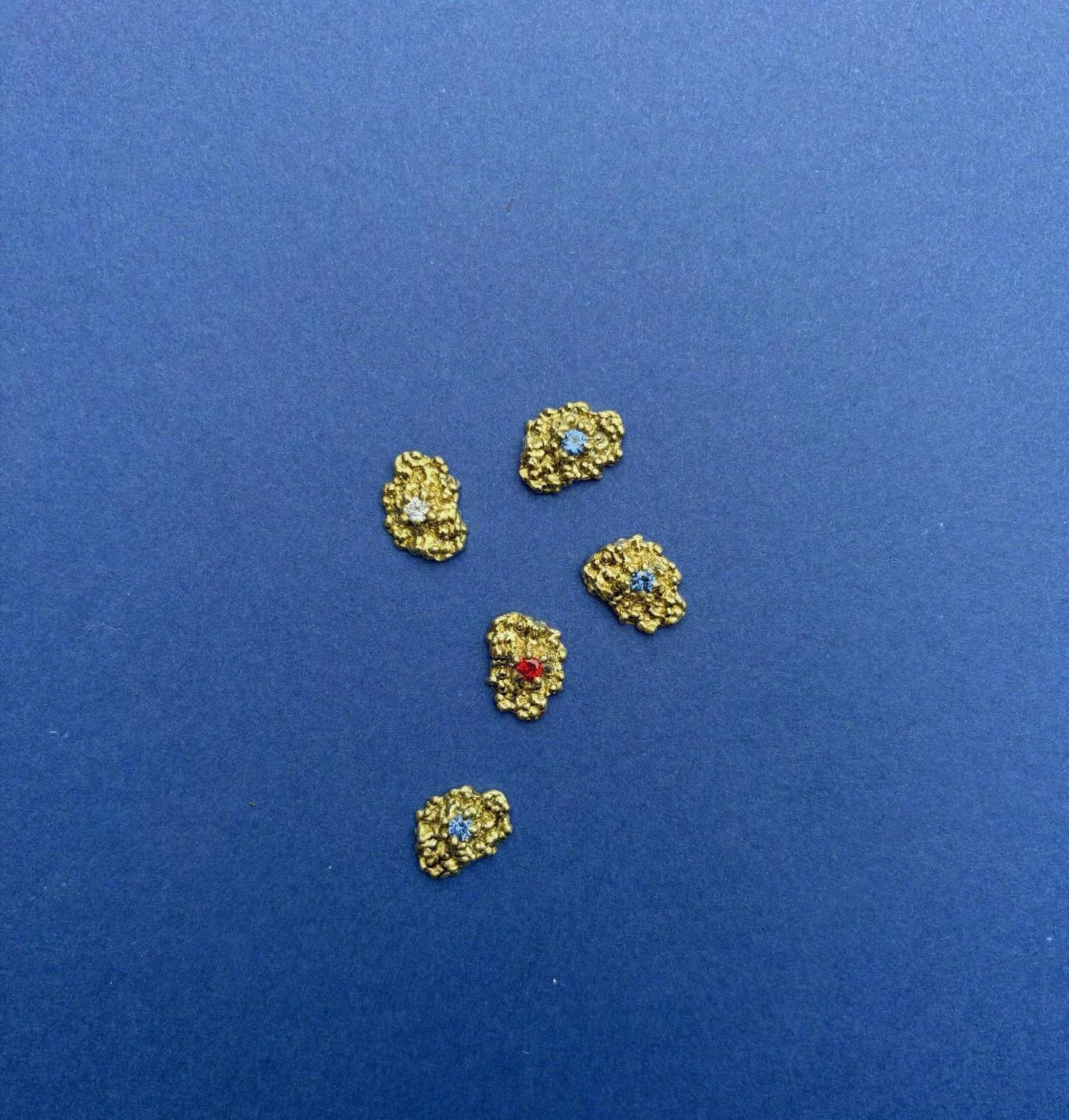 Des boucles d&rsquo;oreille de toutes les couleurs, qui vont partout et avec tout. Des p&eacute;pites !