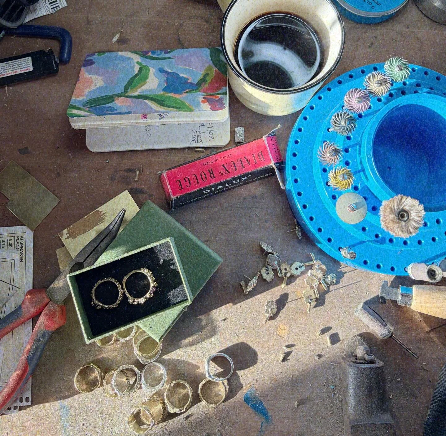 Samedi matin.
Petits yeux, mains sales, gros bazar.
Gros r&ecirc;ves.