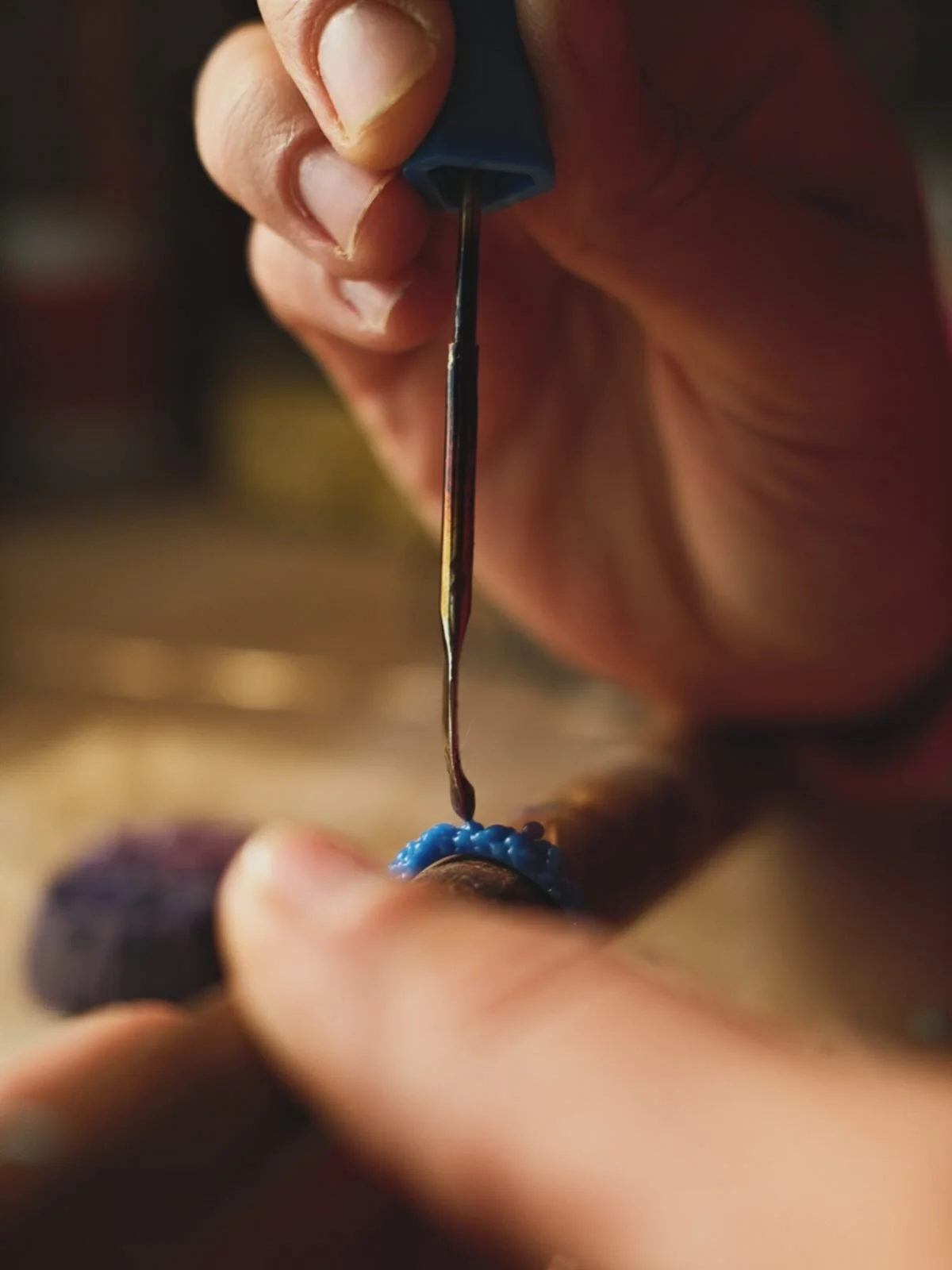 J&rsquo;utilise la technique de la cire perdue. Je sculpte d&rsquo;abord le bijou dans la cire, puis elle fond pour laisser place &agrave; la m&ecirc;me pi&egrave;ce en m&eacute;tal.

Ici, je fa&ccedil;onne la bague Murmuration. Je d&eacute;pose, une