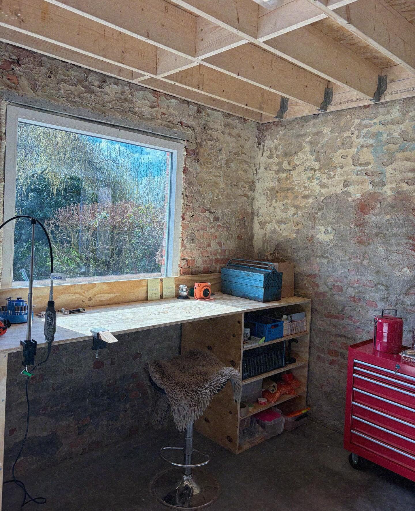 Bienvenue chez moi 🫶🏻
Voil&agrave; ma chambre &agrave; moi, l&rsquo;atelier des essais, le lieu des mains qui travaillent et des id&eacute;es qui bouillonnent. Si vous le souhaitez, je peux vous y accueillir et nous pouvons cr&eacute;er votre bijou