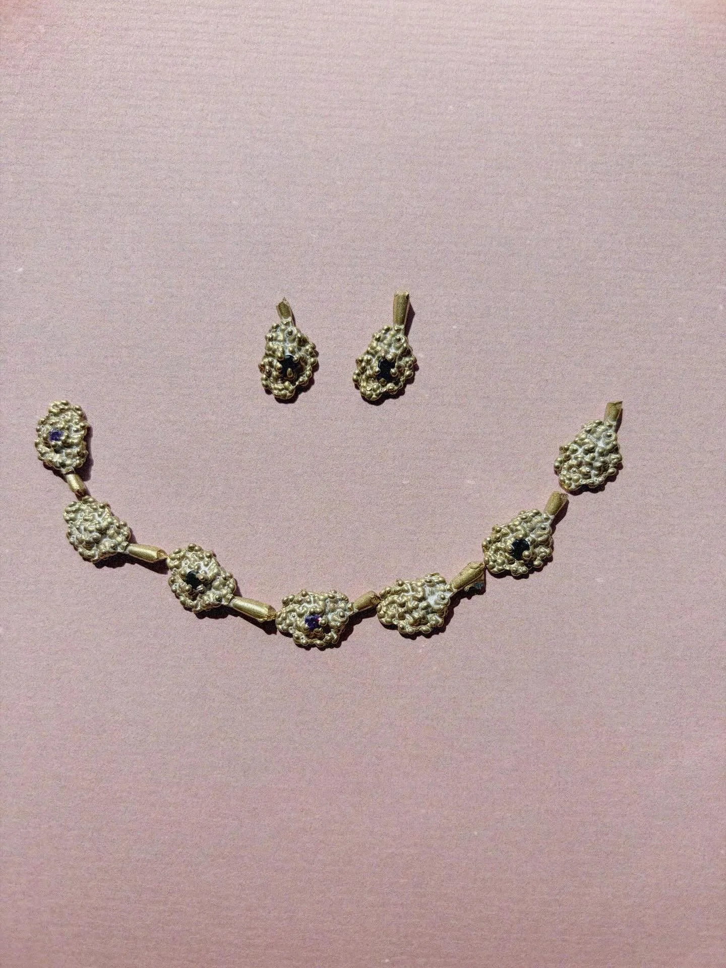 Plein de p&eacute;pites &agrave; travailler.
Scier les tiges de coul&eacute;e, nettoyer les pi&egrave;ces, &eacute;meriser, souder les tiges et polir. 
Toutes ces petites &eacute;tapes &agrave; vos oreilles 🪄