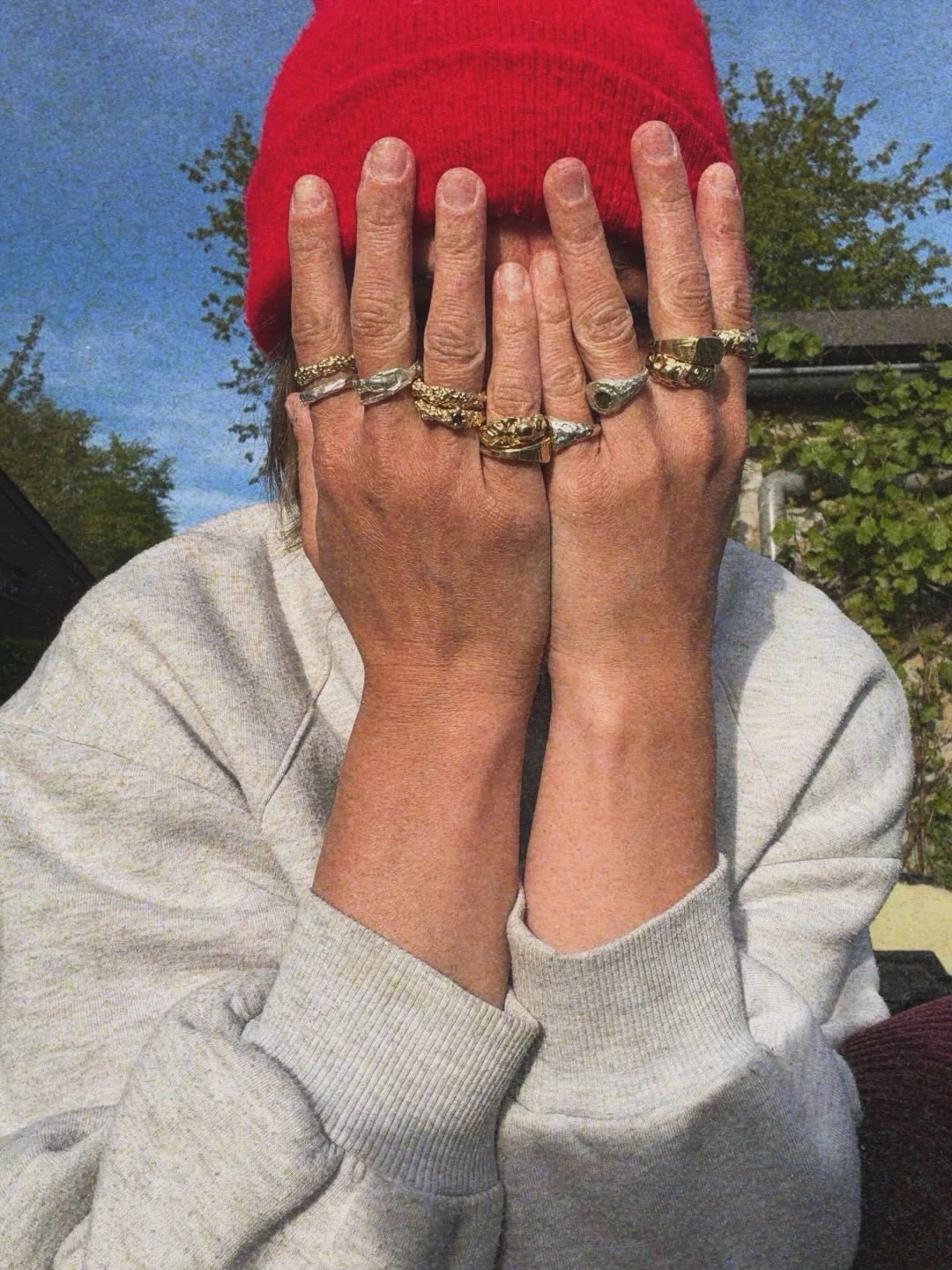 Amie.es de la derni&egrave;re minute mais des beaux cadeaux 🩷 
Les attentions gagnantes de la f&ecirc;te des m&egrave;res sont dispo : des boucles d&rsquo;oreilles p&eacute;pites et des pi&egrave;ces uniques! Sur Namur et Gesves ! Contactez moi rapi