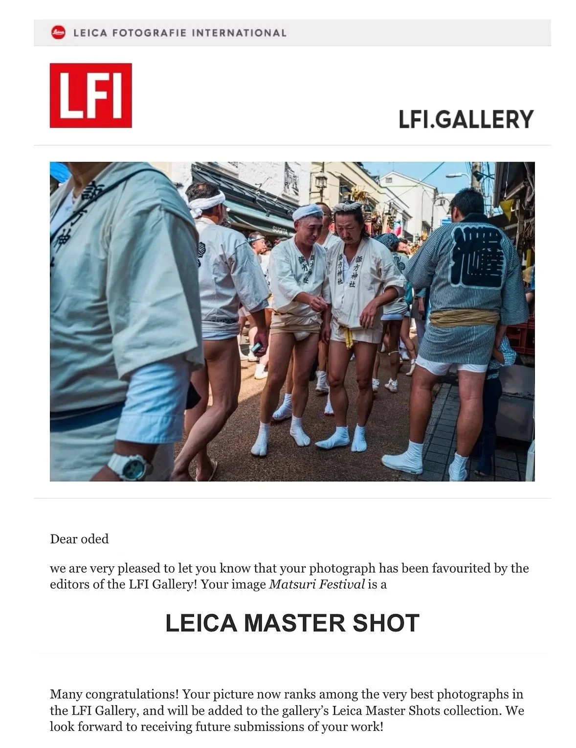 Photo de participants en tenues traditionnelles japonaises lors du Matsuri Festival, promenant dans une rue commerçante animée. tokyo Yanaka Ginza