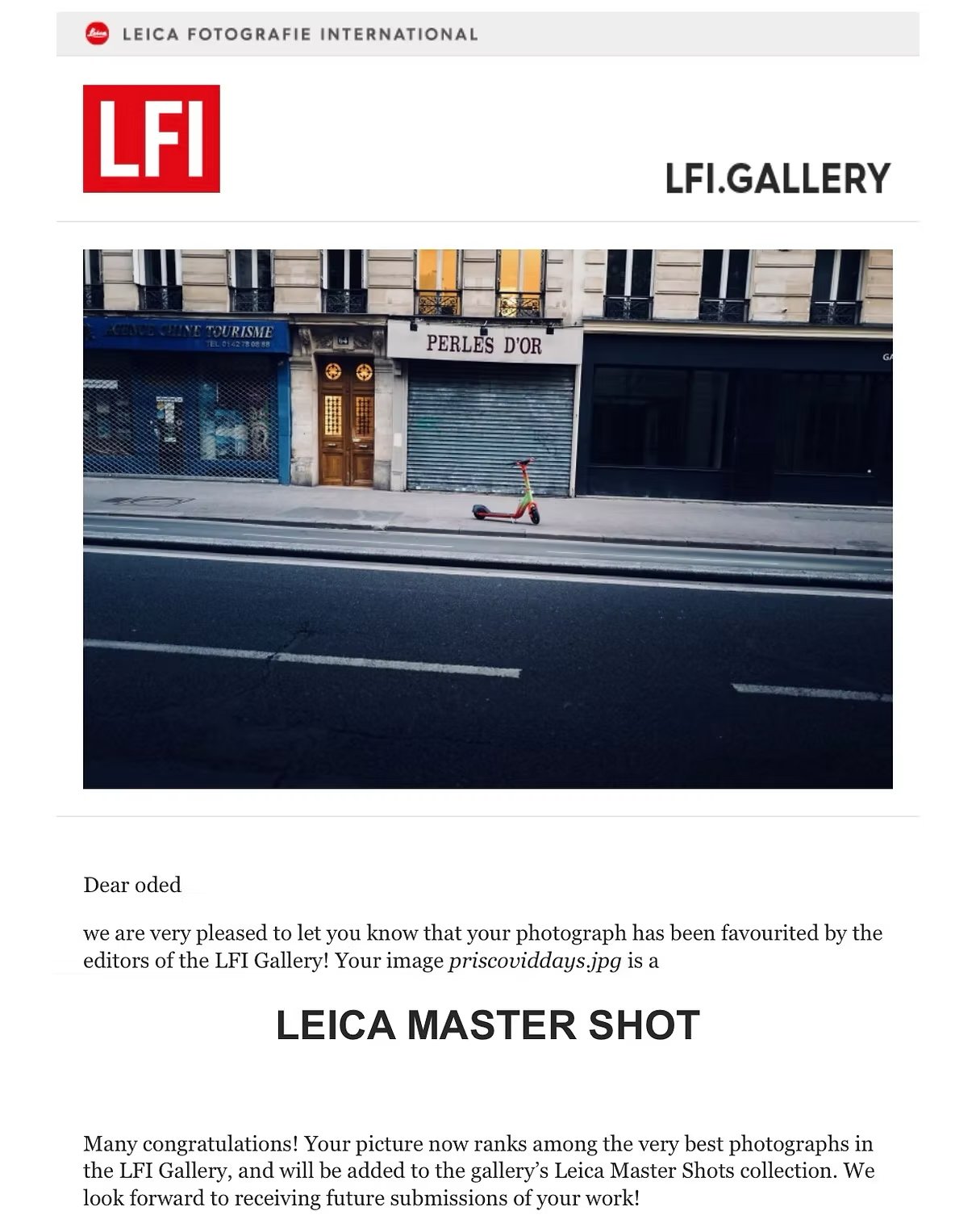 Photo d'une rue parisienne avec des magasins fermés, un scooter électrique coloré posé sur le trottoir, et des bâtiments avec fenêtres et balcons. Signes de magasins "Perles d or" et "Kreative Tourisme".