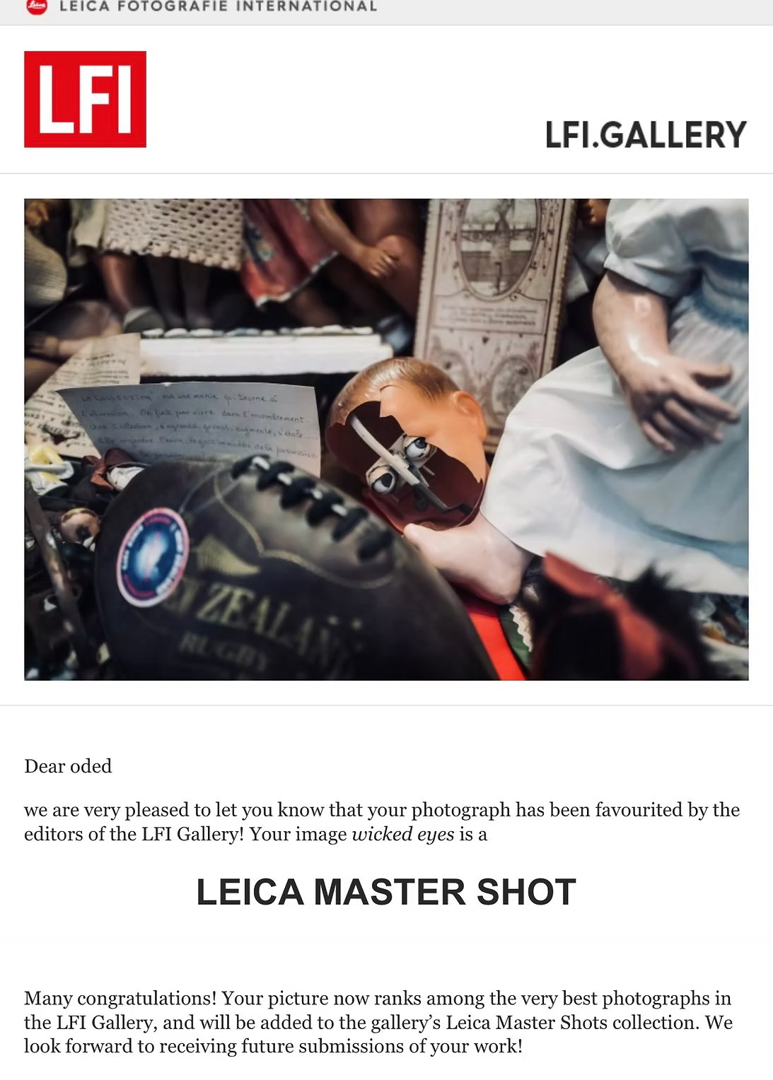 Une image de plusieurs objets, dont un casque de football américain, une poupée cassée avec des yeux fixant, un livre ouvert avec du texte écrit à la main en arrière-plan, et des mains gantées, le tout dans un environnement confus