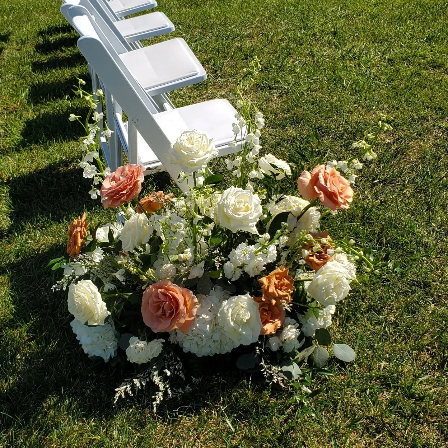 These ground meadows from a couple weeks ago smelled amazing with the moab and toffee roses added in. A nice way to add a bit of fall and still keep it a neutral color palette.