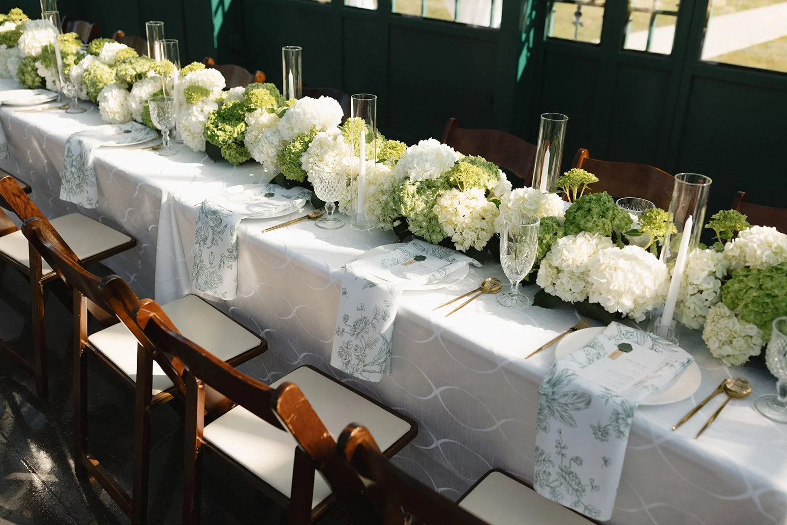 I am always in favor of a lush tablescape to make a bold impact. As well as upgrading your table linen and tablecloth. It makes such a statement for the overall feel of the room. 

venue: @thvenue: @thDow Oak Eventselittlechapel
photography: @fernand