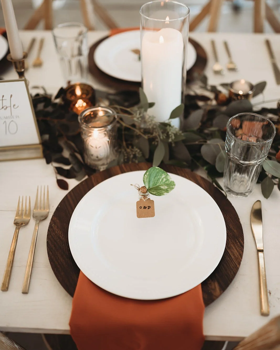 We love when guest favors are intentional. 
@whitecrowwedding