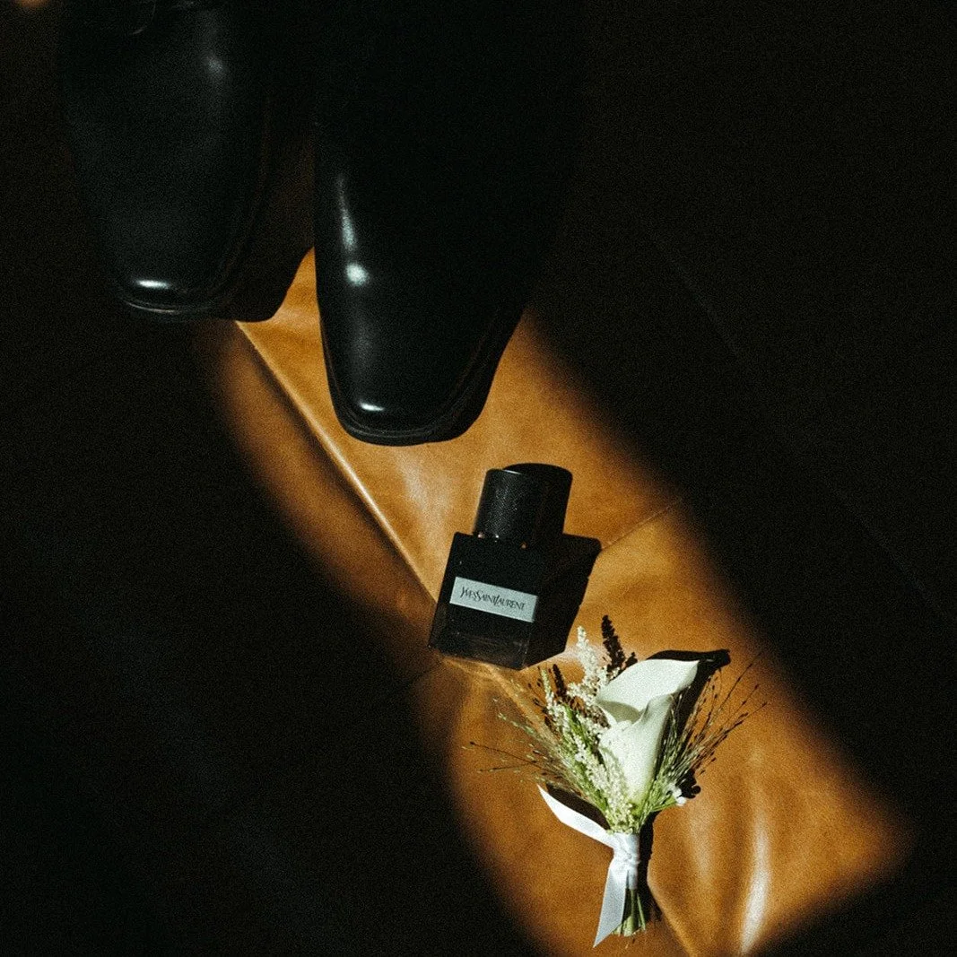 I love this detail shot and the contrast of the leather beneath it. 
photo by@fernandflowerphoto
