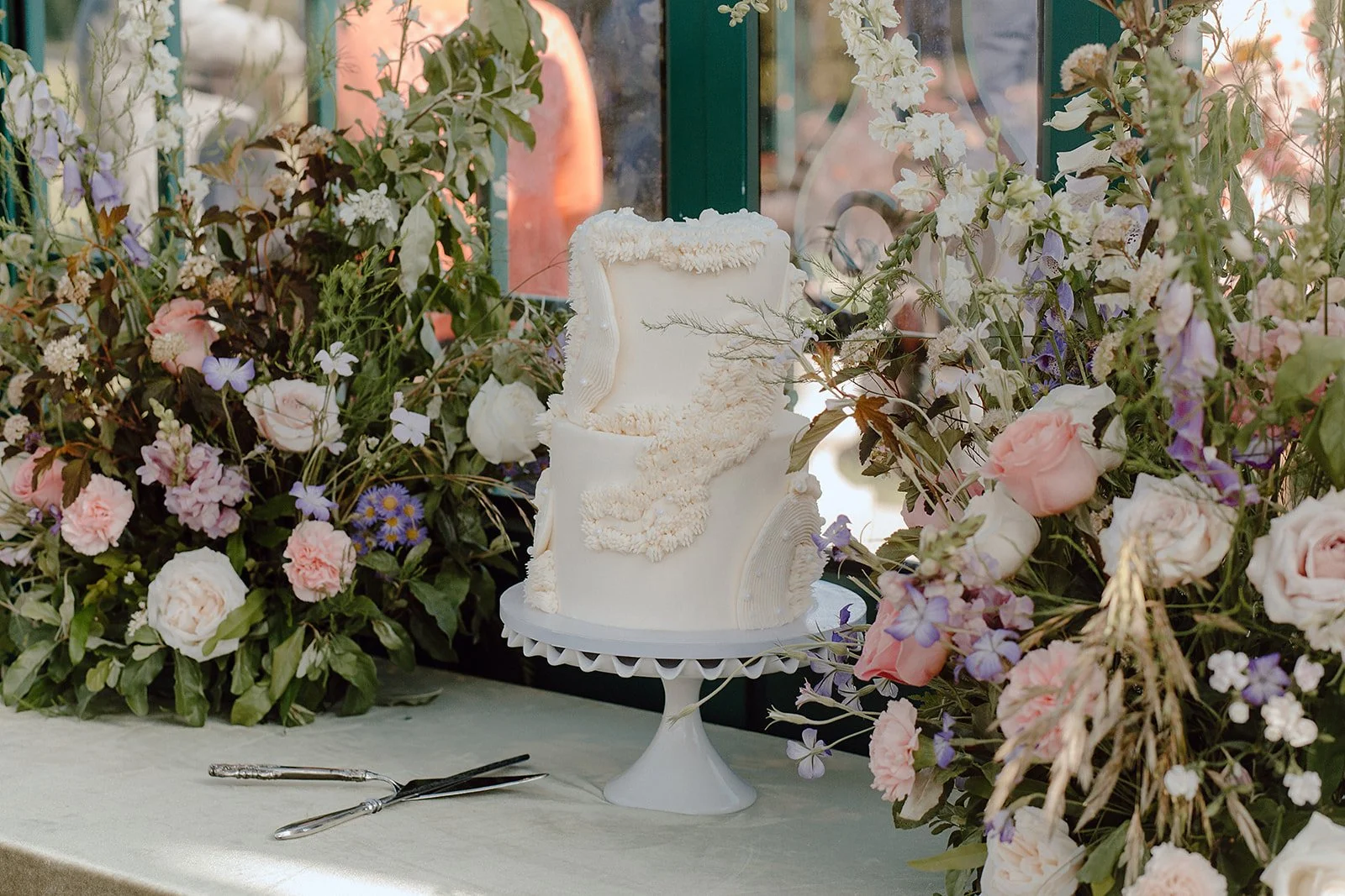Such a fun texture on the cake and I love the aisle markers being repurposed on the cake table. 
Photo by: @brooklynnshaynephotography 
Planner: @ls_planning_ 
Venue: @thelittlechapel