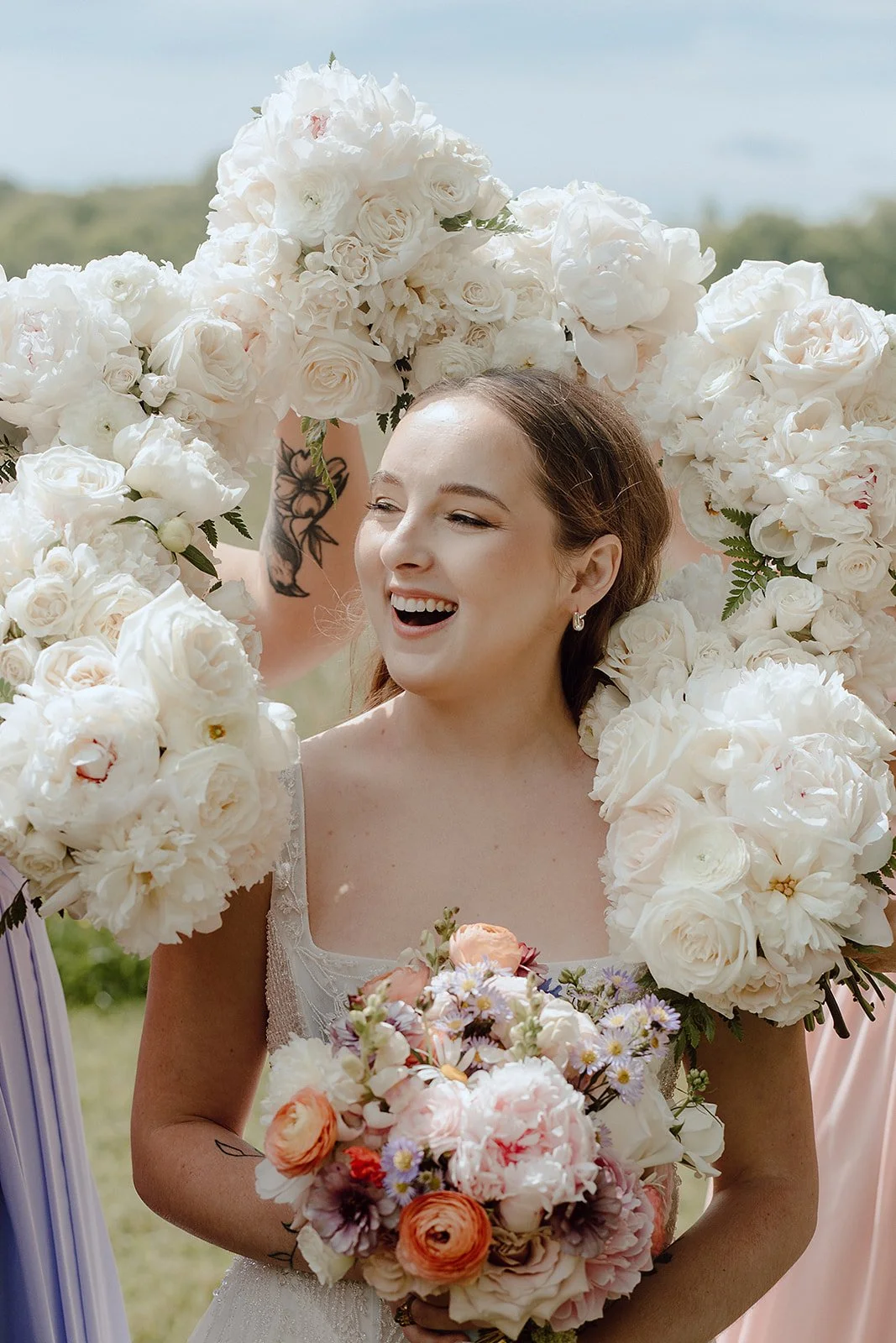 The bridesmaid bouquets of Flynn's wedding were a white and champagne mix which played a lovely complement to her pastel bridal bouquet. 
Photo: @brooklynnshaynephotography 
Venue: @thelittlechapel 
Planner: @ls_planning_