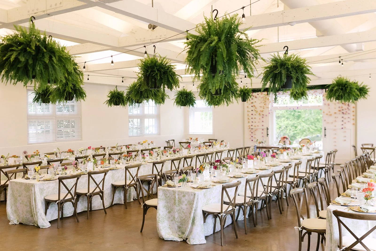 This wedding from earlier this spring had so many fun details throughout the day. We loved being able to break up all the white in the barn with these lush ferns that hung from the ceiling. 
Photo: @chelsearenay 
Planner: @perfect.peony.events 
Venue