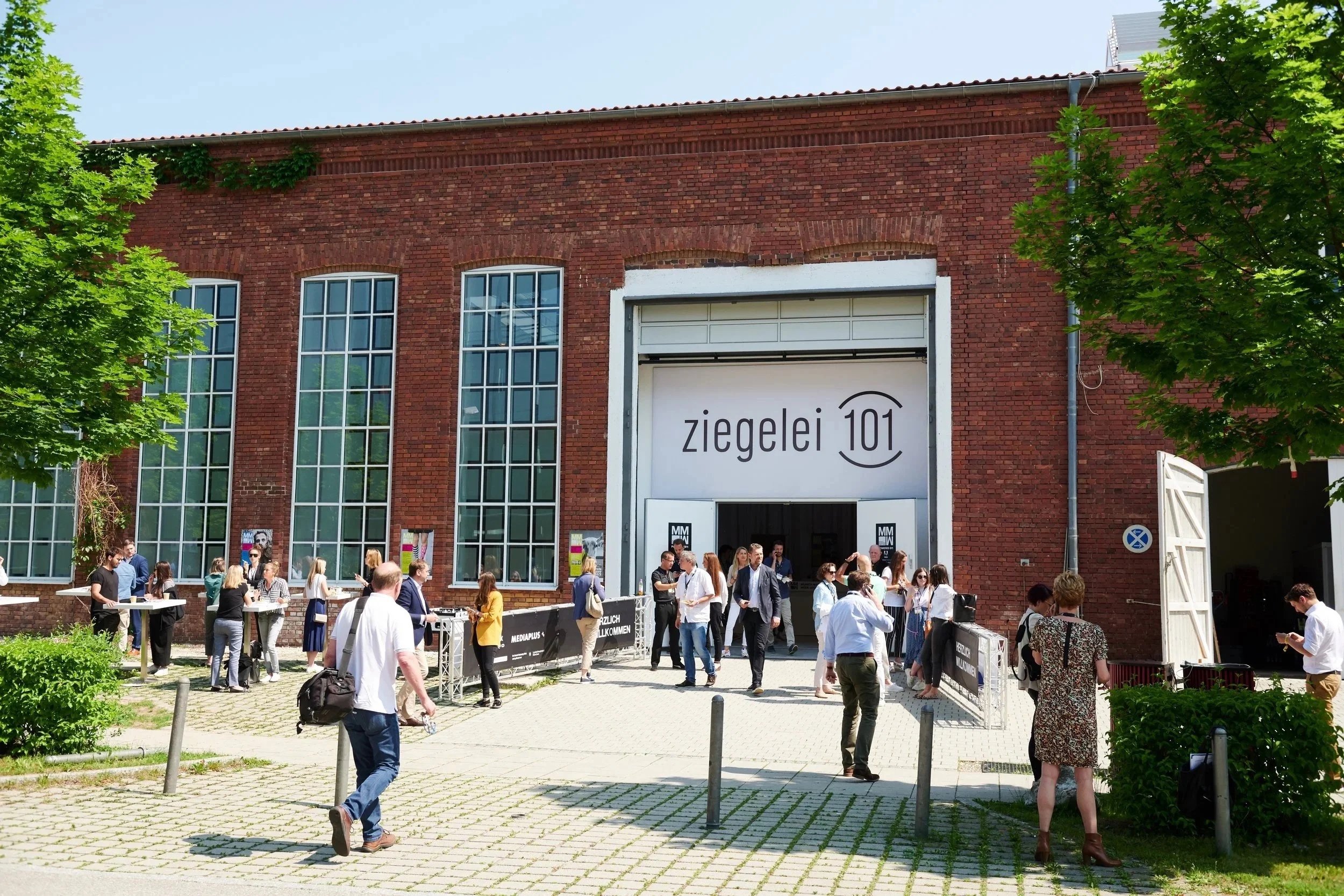 Gäste vor der ZIEGELEI 101 Eventlocation in Ismaning bei München