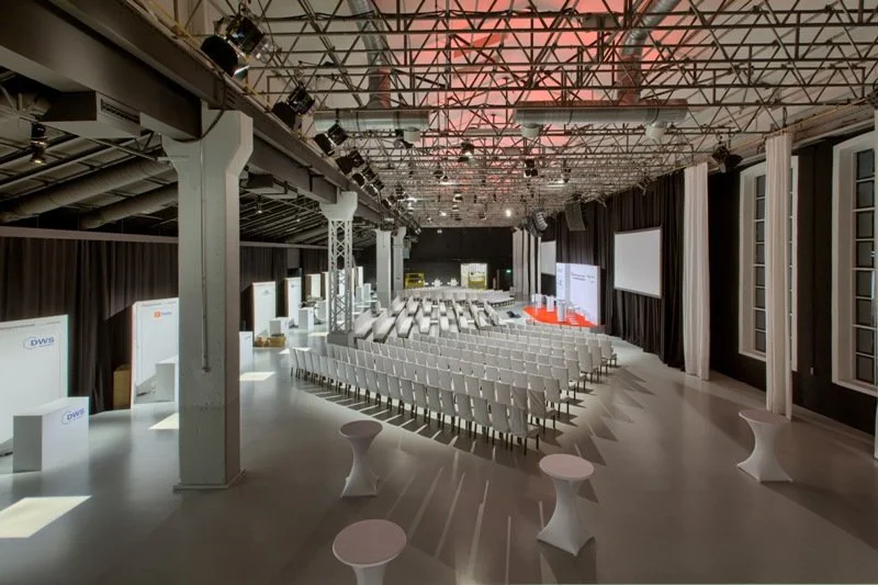 leerer Konferenzraum mit Stühlen, Bühnen und Leinwänden in einem Veranstaltungszentrum