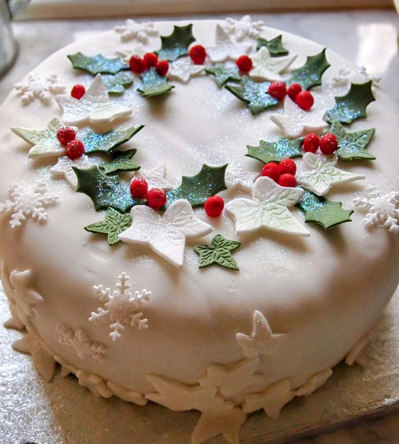 Classic holly and ivy Christmas cake workshop