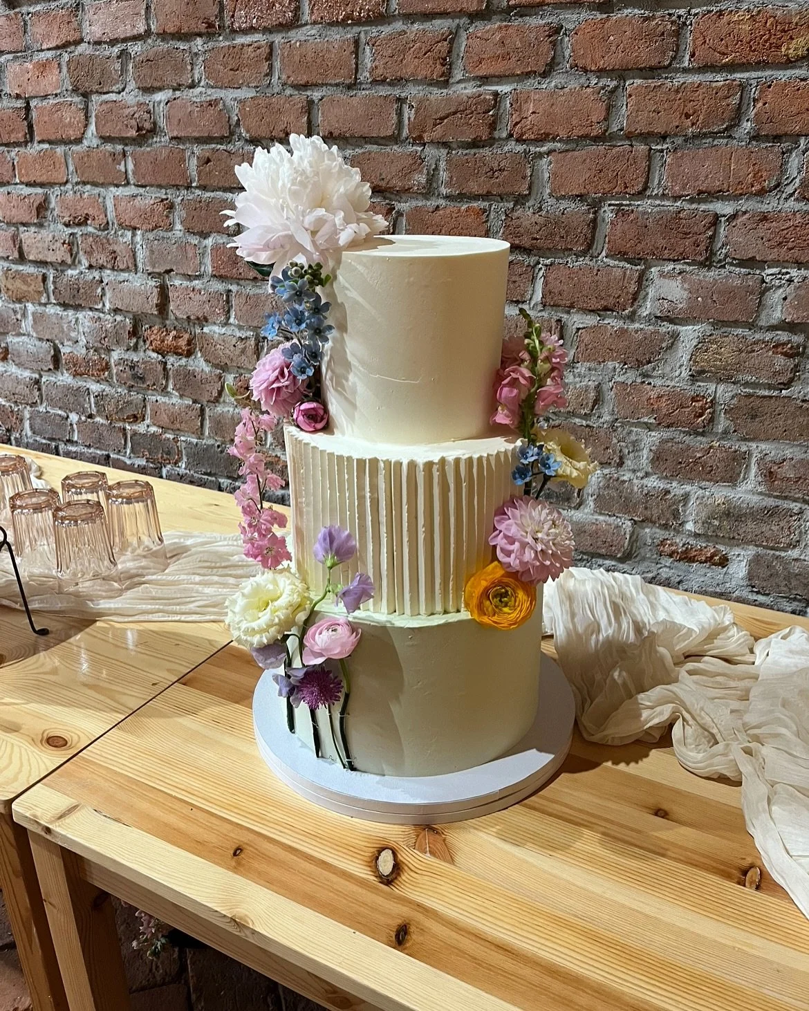 Svatebn&iacute; sez&oacute;na byla v pln&eacute;m proudu a j&aacute; jsem měla možnost tvořit dorty pro ty nejkr&aacute;sněj&scaron;&iacute; okamžiky 🤍.

Tento dort je jedn&iacute;m z m&yacute;ch leto&scaron;n&iacute;ch obl&iacute;ben&yacute;ch &nda