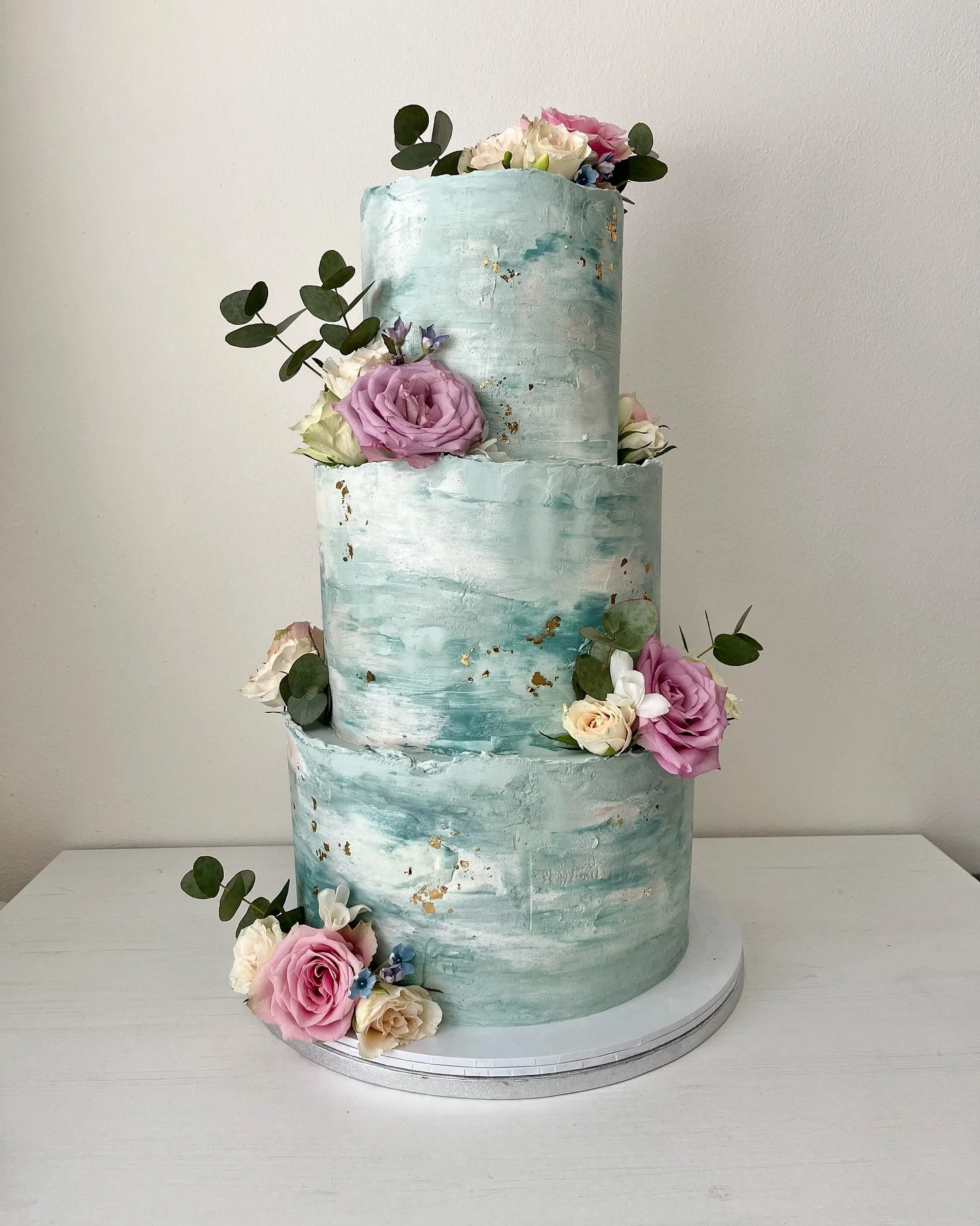 Svatebn&iacute; dorty nemus&iacute; b&yacute;t jen b&iacute;l&eacute;. Letos jsem měla i nevěsty, kter&eacute; si př&aacute;ly něco odv&aacute;žněj&scaron;&iacute;ho 💍💕
Tento tř&iacute;patrov&yacute; dort vznikl na př&aacute;n&iacute; propojit svat